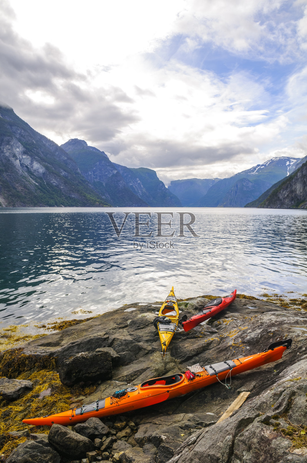 在挪威奥兰峡湾的海岸上，在一个美丽的夏日照片摄影图片