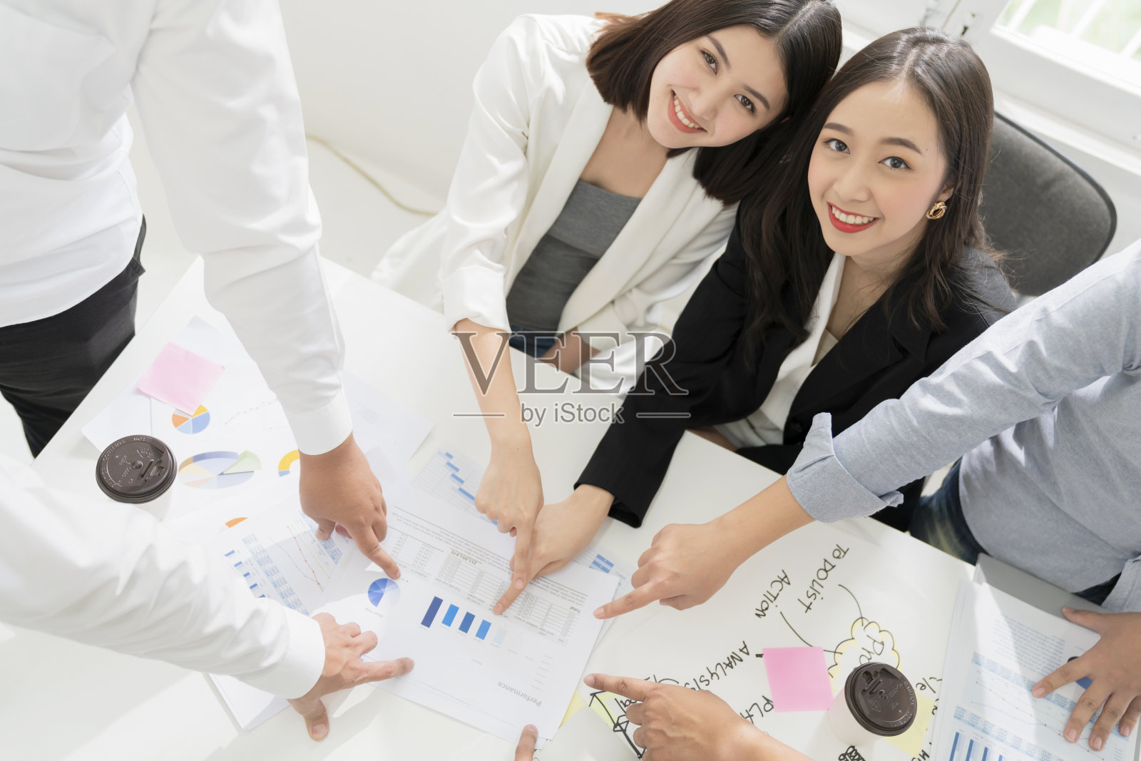 头脑风暴商业讨论聪明的亚洲女同事团队会议与笔记本电脑纸图表文件与伙伴与成功快乐愉快与现代设计办公室背景照片摄影图片