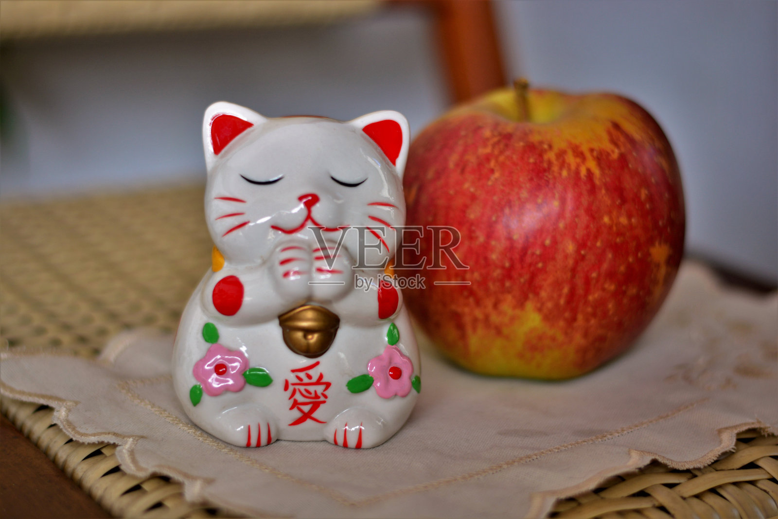 红色的海神和猫猴照片摄影图片