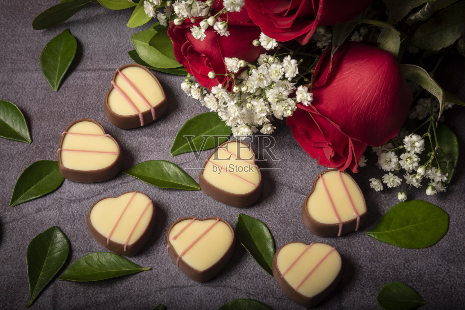 红玫瑰配巧克力照片摄影图片