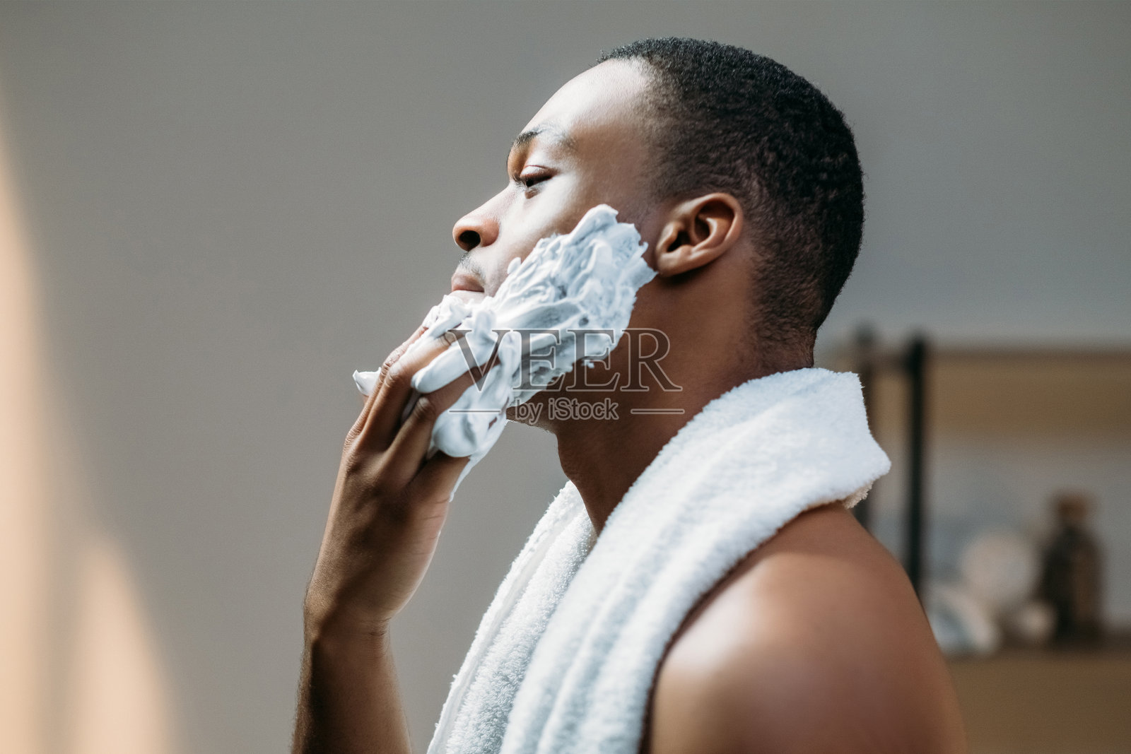 非洲男子涂抹剃须泡沫照片摄影图片