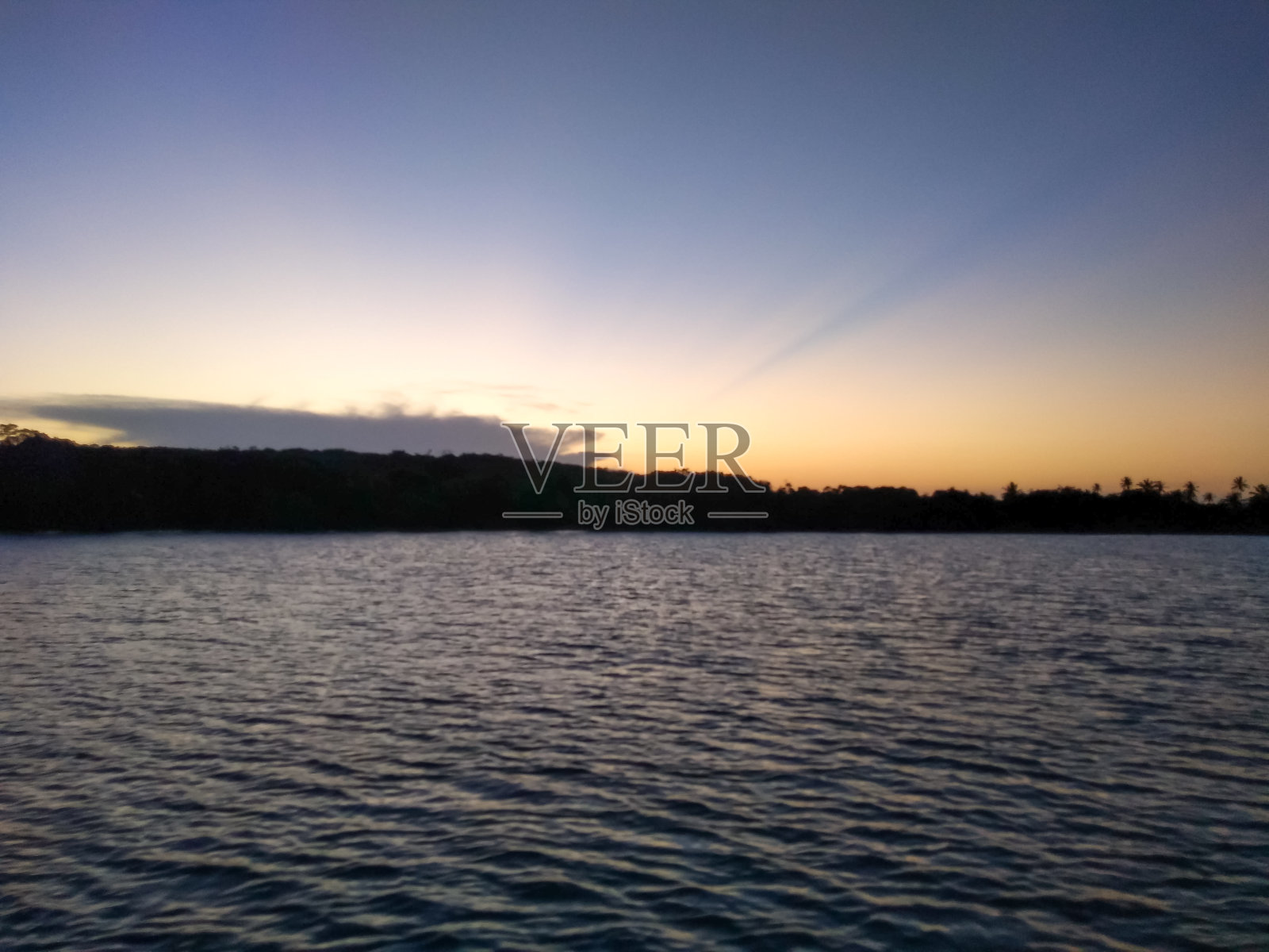 下午晚些时候沿着Aracatiaçu河散步。靠近海岸的地区非常美丽。照片摄影图片