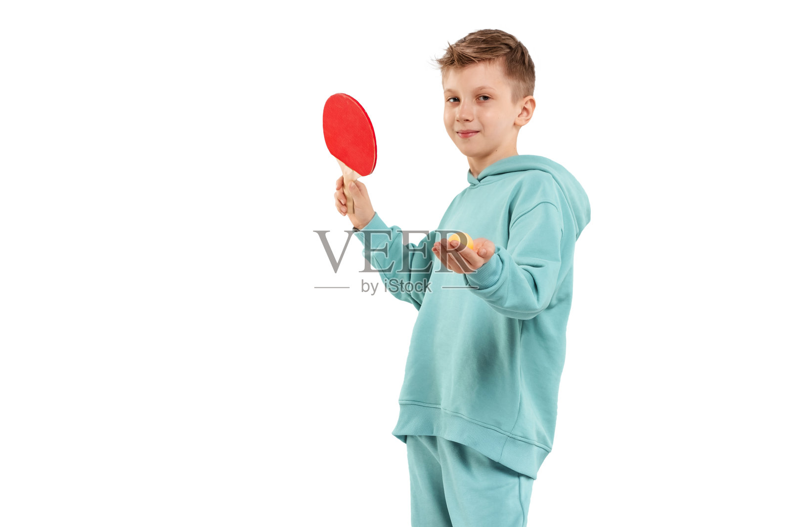 英俊的男孩在勃艮第西装打乒乓球孤立的白色背景。运动理念、大师班、乒乓球。隔离,复制空间。照片摄影图片