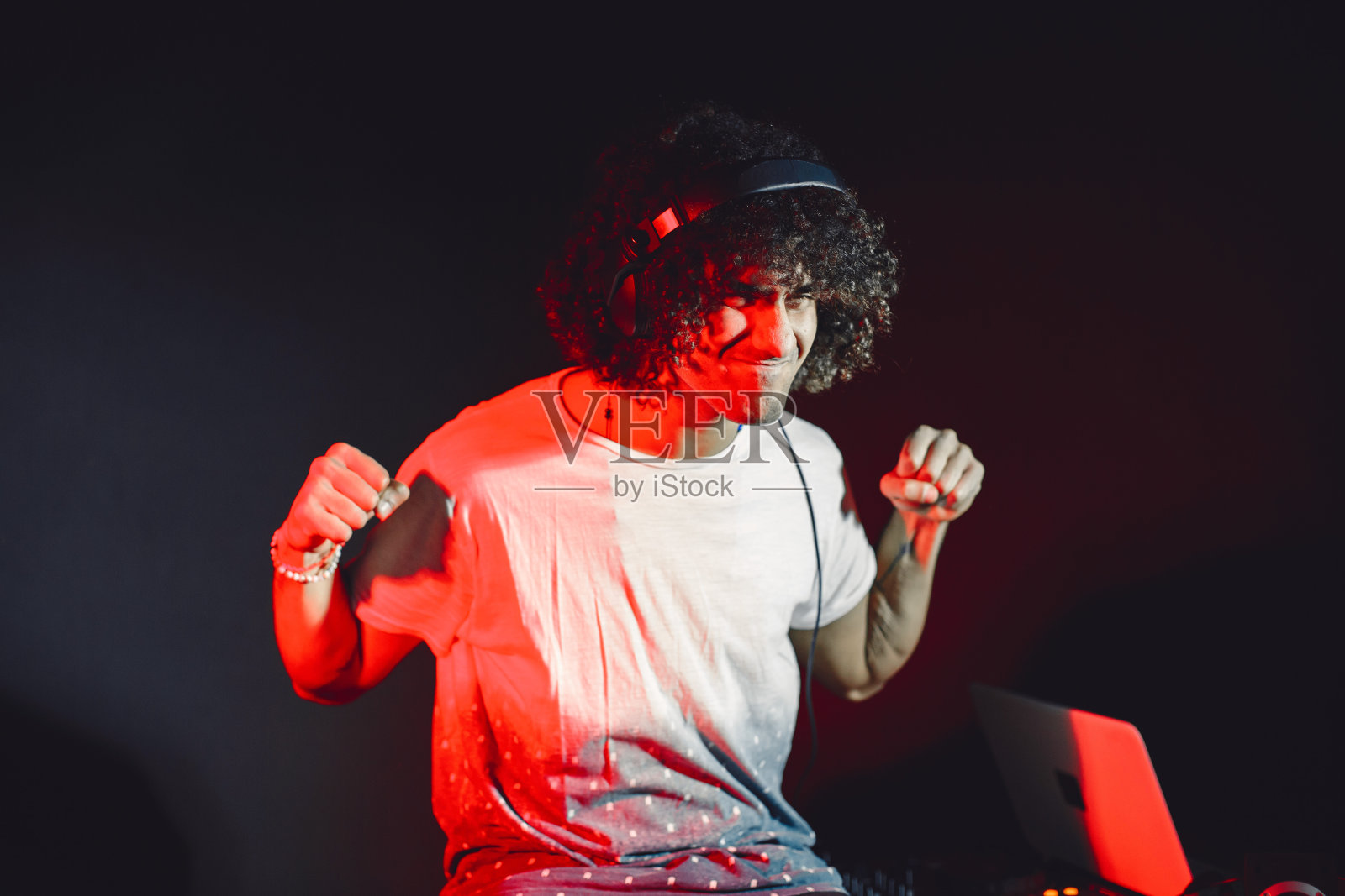 近距离肖像自信的DJ与耳机照片摄影图片