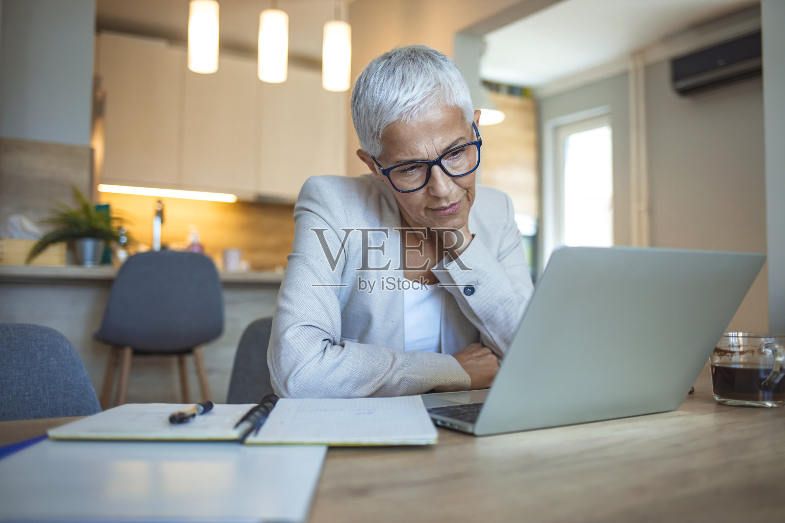 颈部疼痛的成熟女商人。照片摄影图片