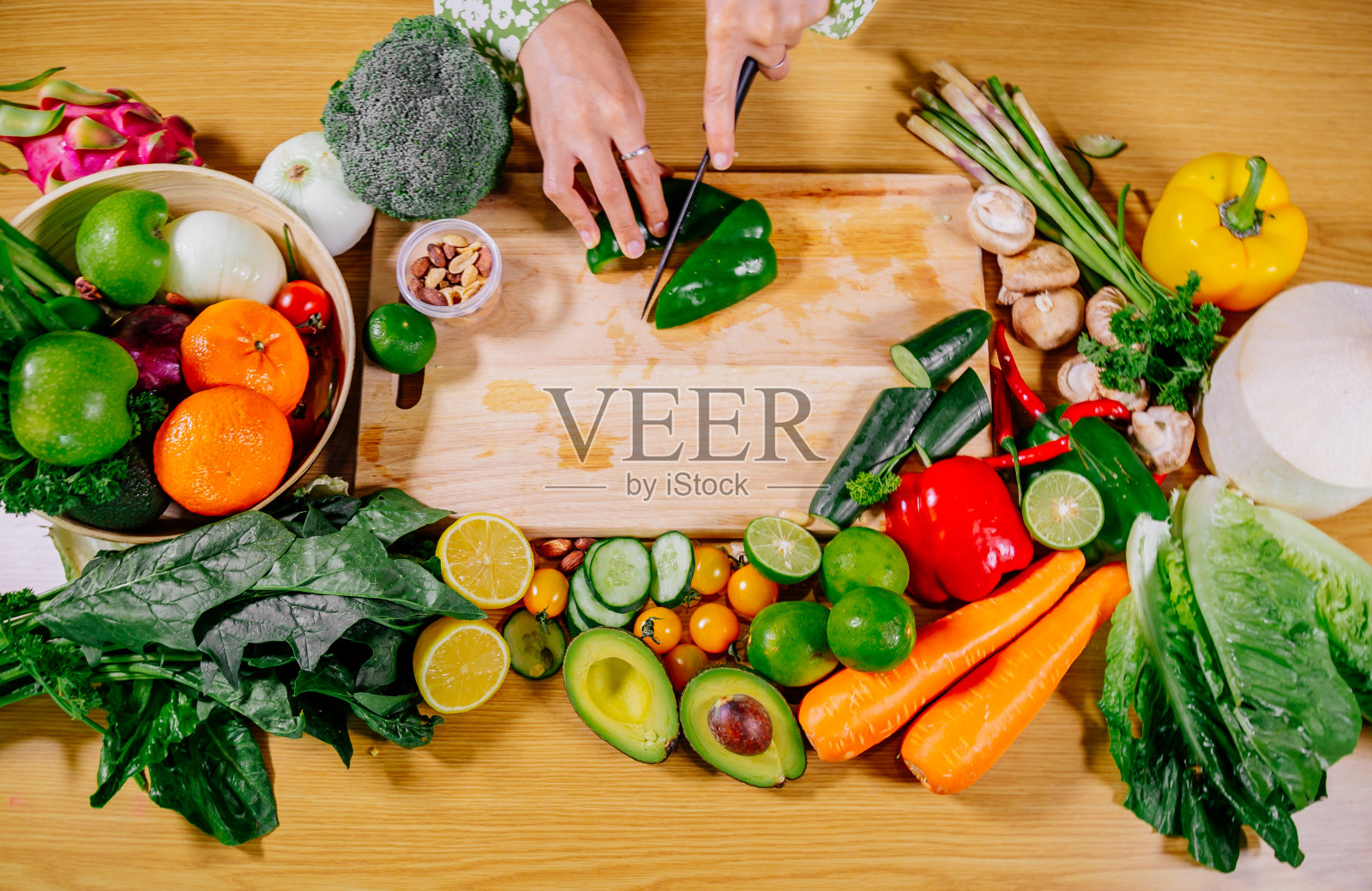 亚洲女孩烹饪健康的素食和纯素食品，蔬菜和水果在厨房，健康的生活方式照片摄影图片