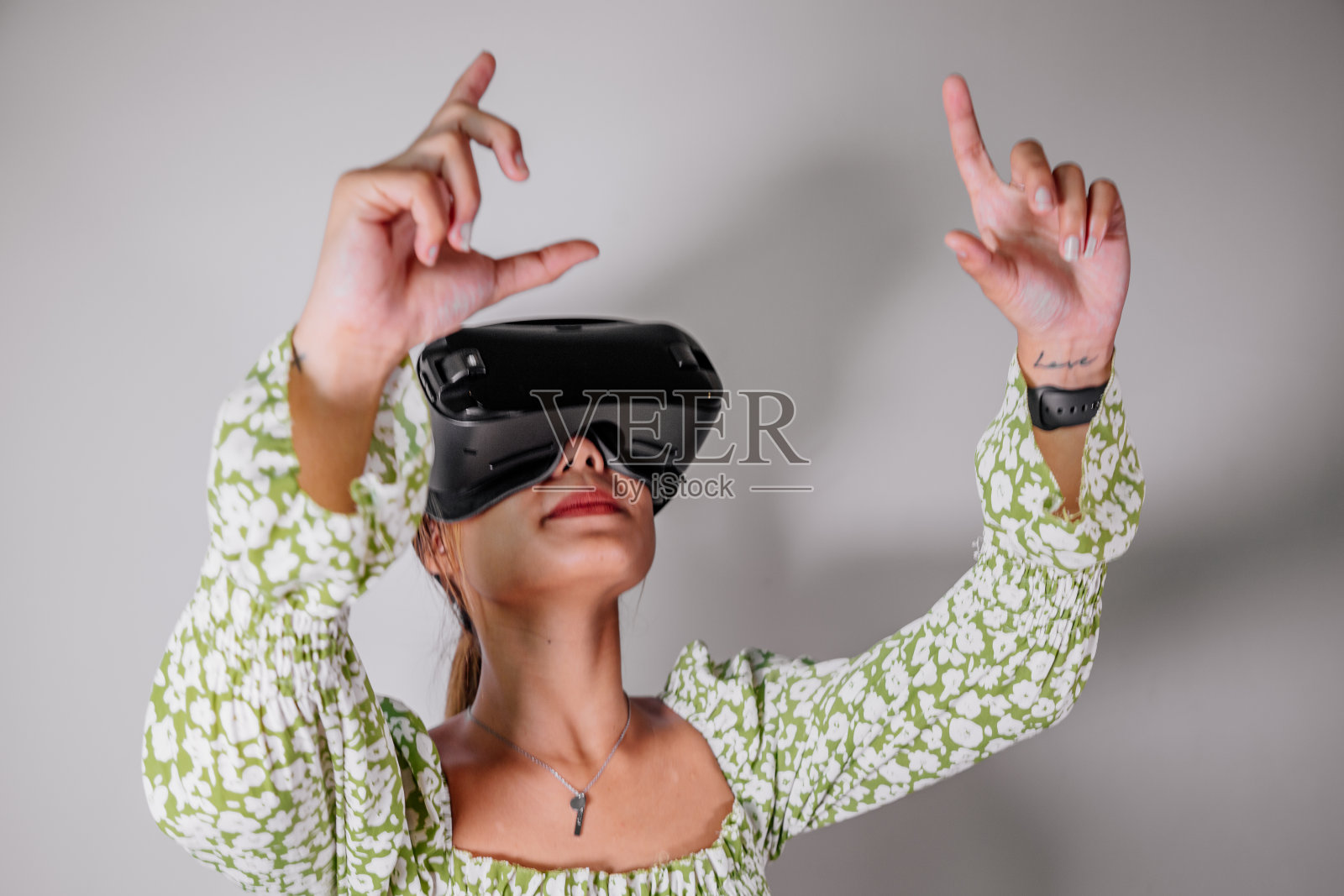 亚洲女性在家里通过虚拟现实设备查看。增强现实，游戏，未来技术概念。虚拟现实照片摄影图片