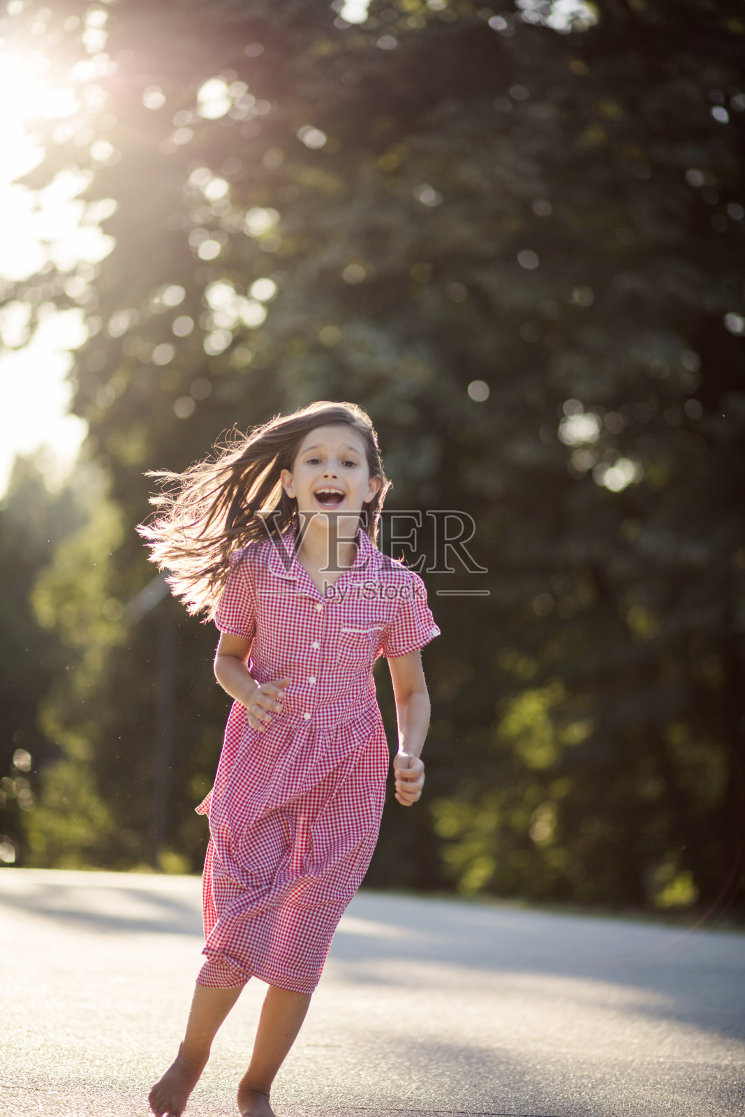 孩子们的世界充满了乐趣。照片摄影图片