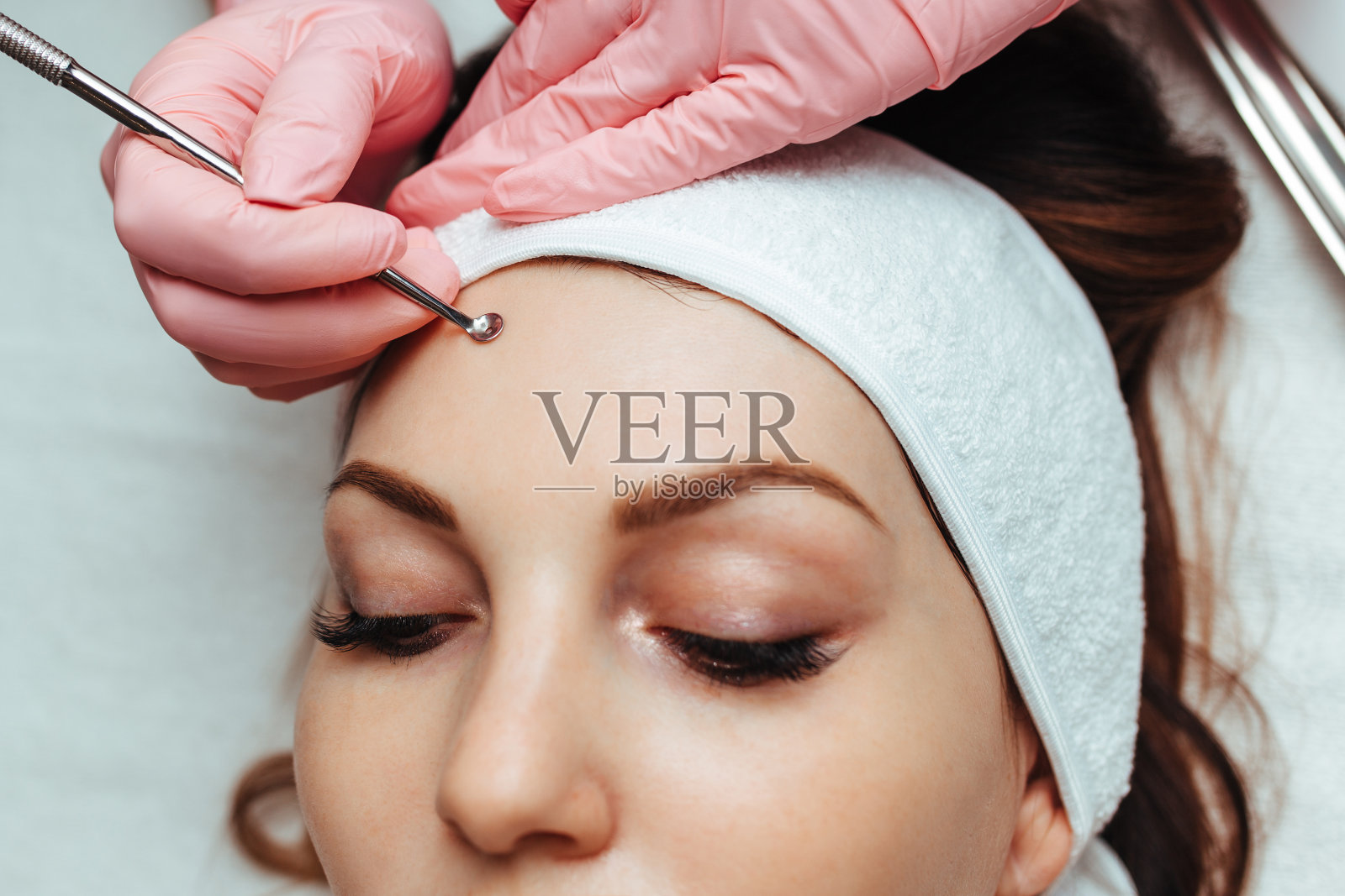 由美容师机械清洁脸部照片摄影图片