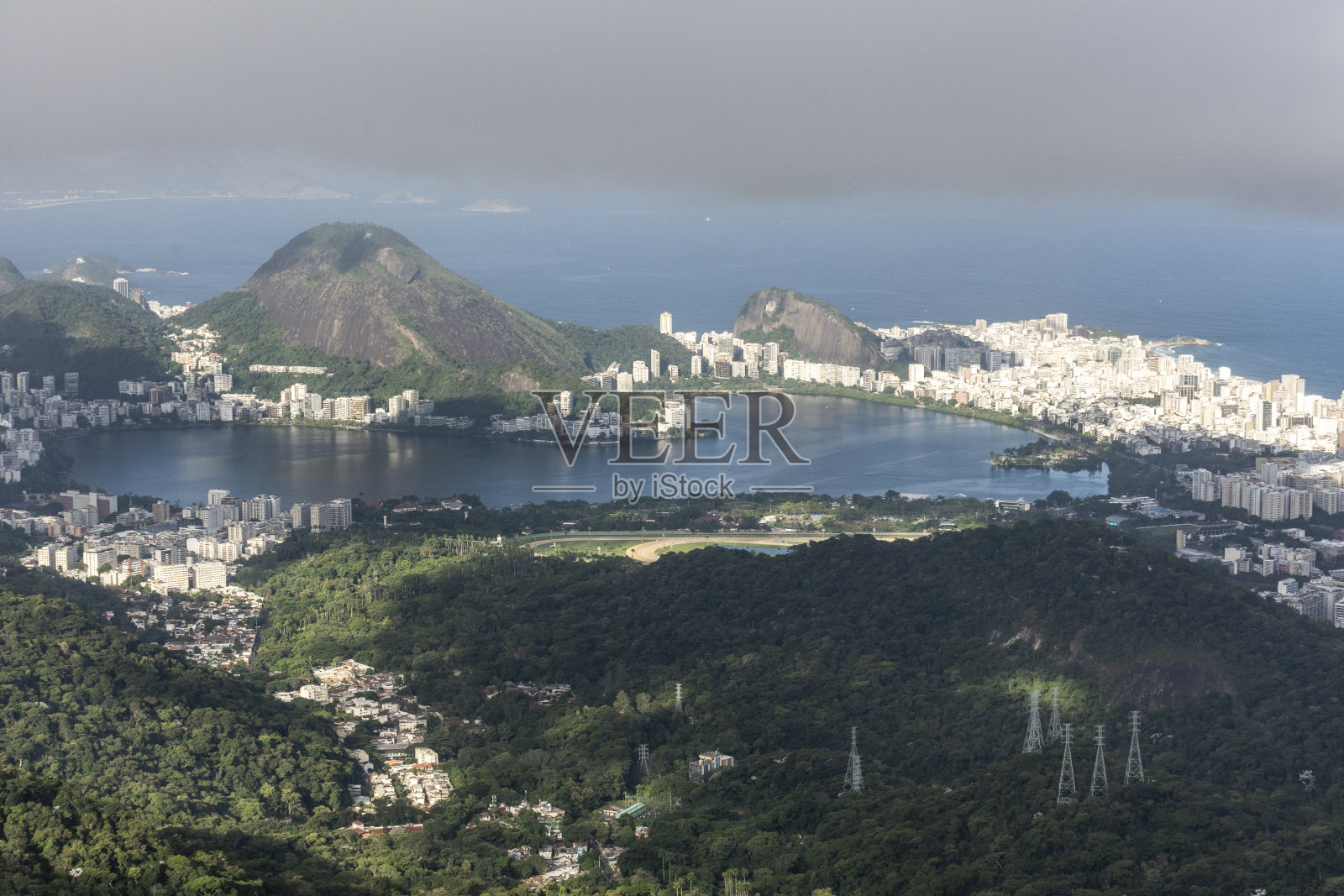 美丽的山景，绿色的雨林和城市泻湖照片摄影图片