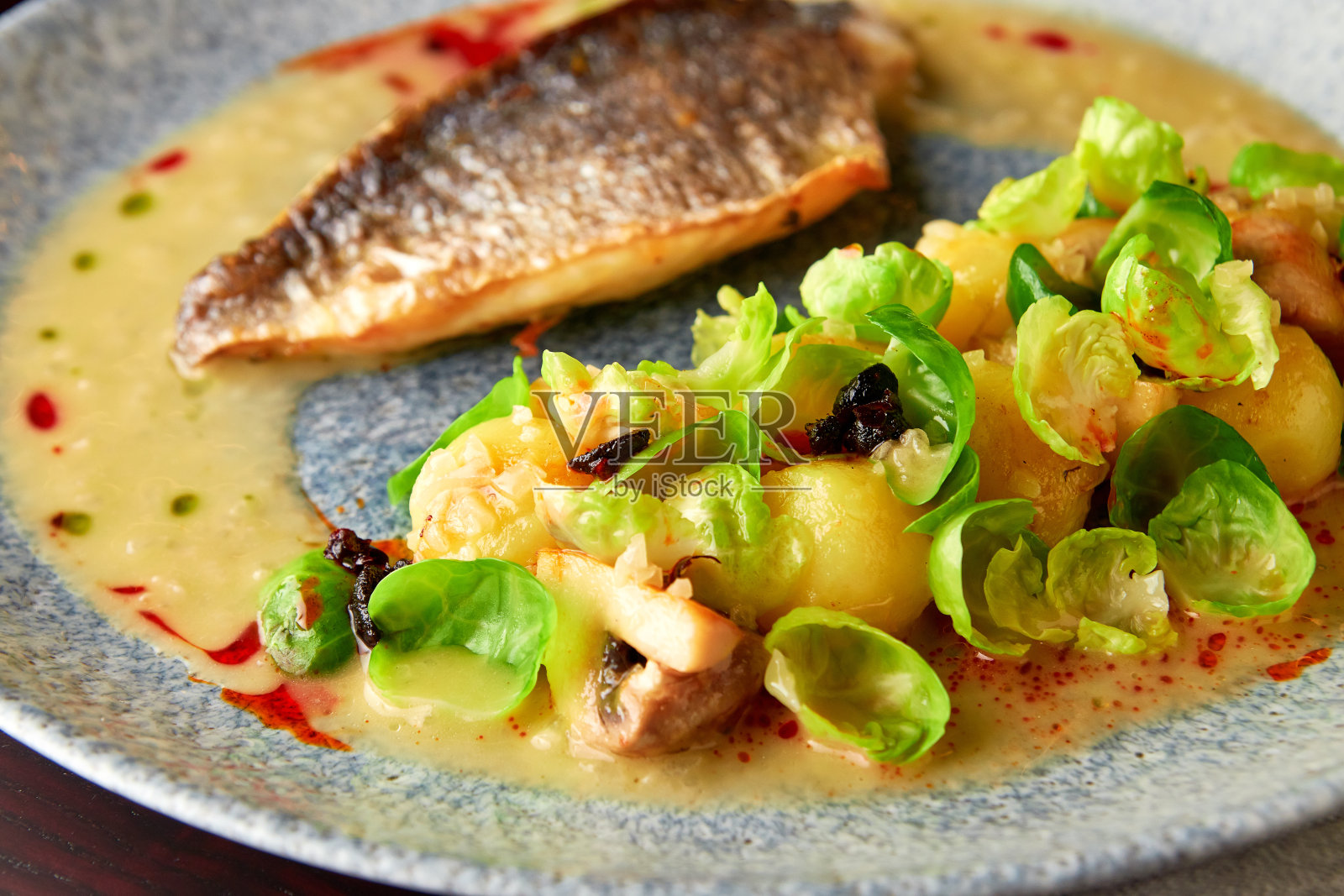 烤鲈鱼片配蔬菜装饰照片摄影图片