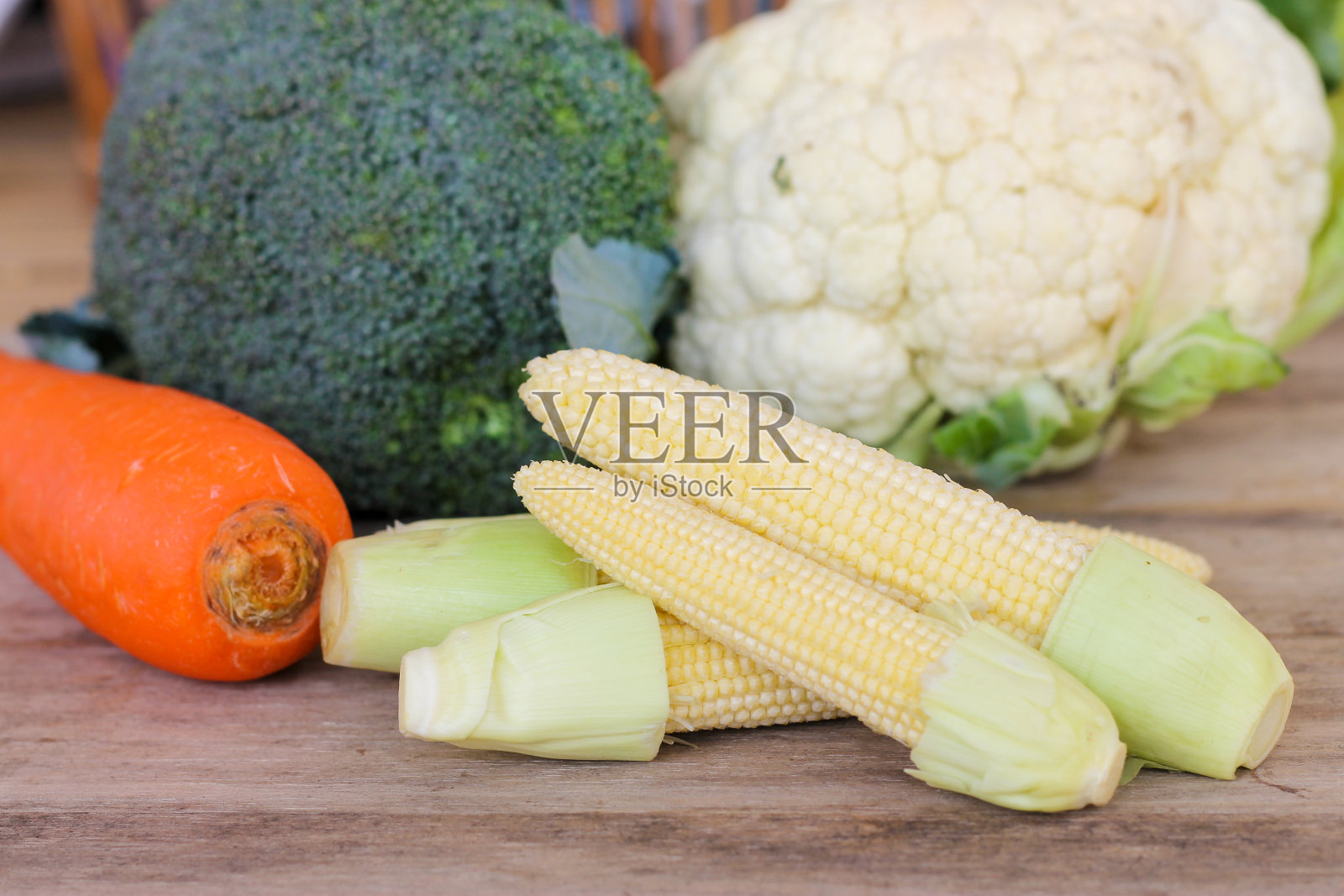 一堆新鲜美味的蔬菜放在木桌上照片摄影图片