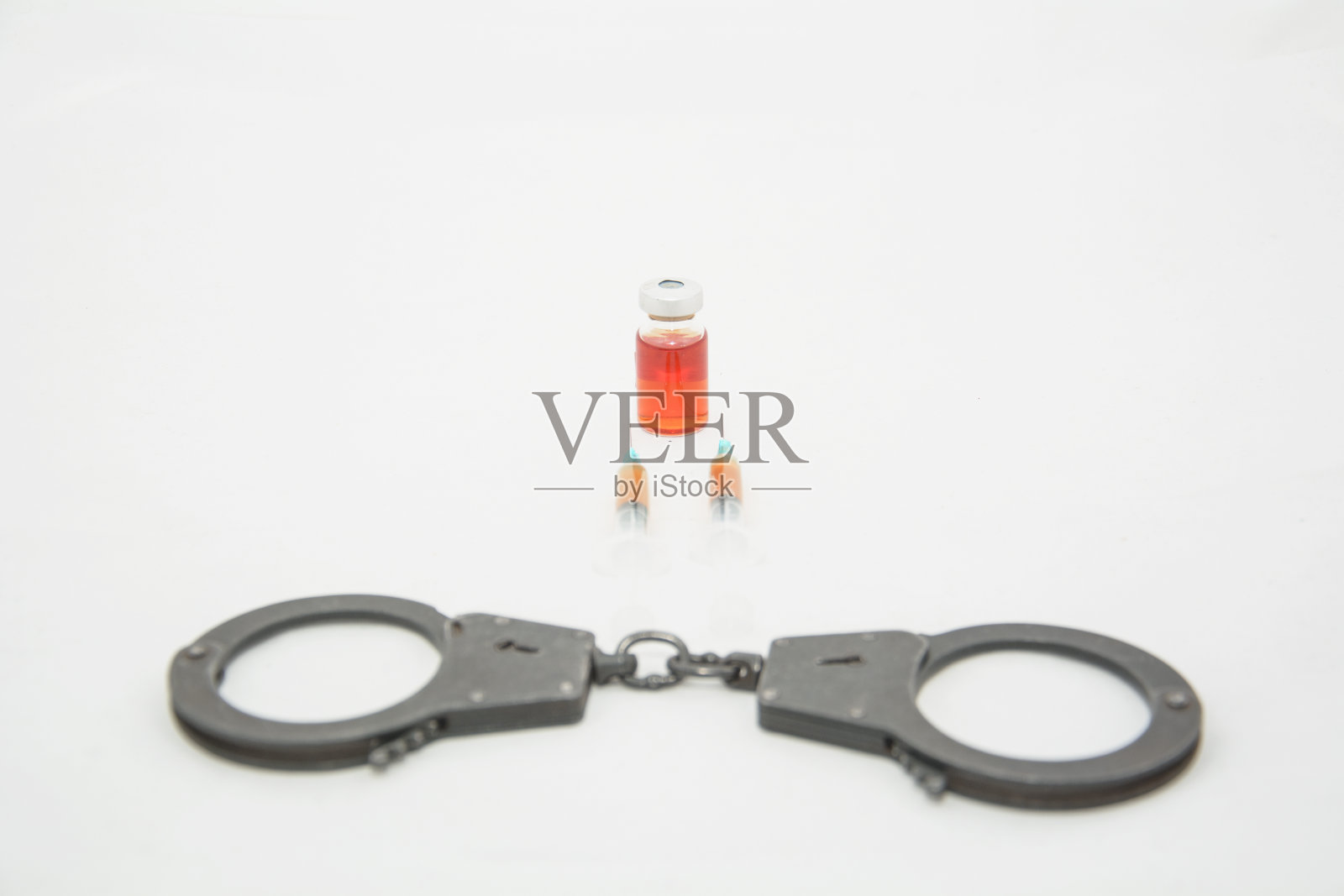 金属警察手铐上的白色背景近景照片摄影图片