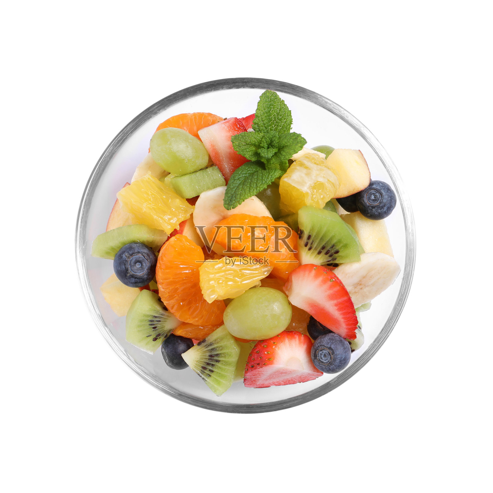 美味的新鲜水果沙拉在碗上的白色背景，俯视图照片摄影图片