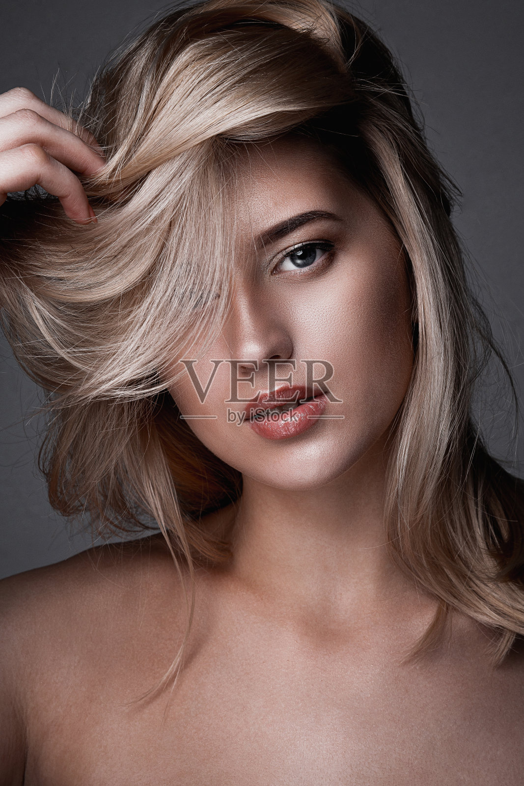 特写美女肖像时尚的金发女人完美的皮肤和自然的化妆照片摄影图片