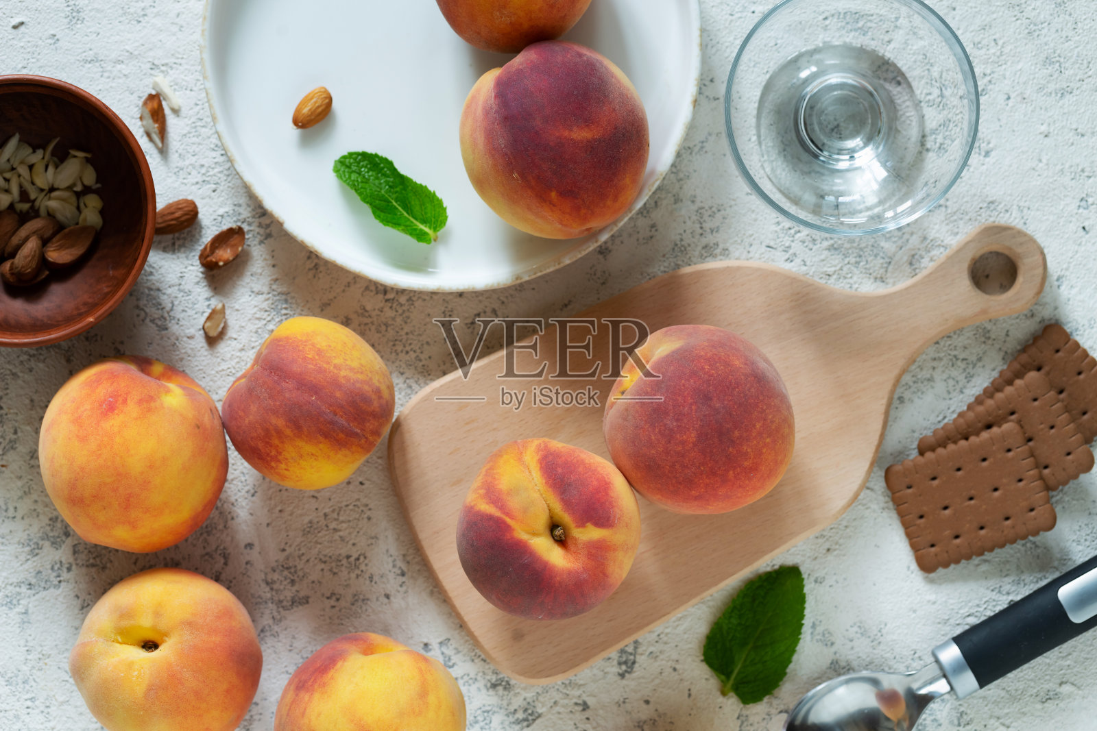 夏天的早晨，熟透的桃子摆在薄薄的水泥桌上，作为早餐照片摄影图片