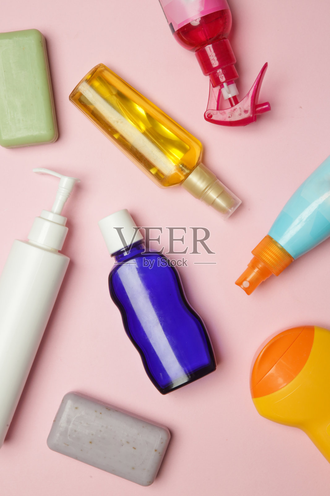 彩色的化妆品在明亮的粉红色背景，俯视图照片摄影图片