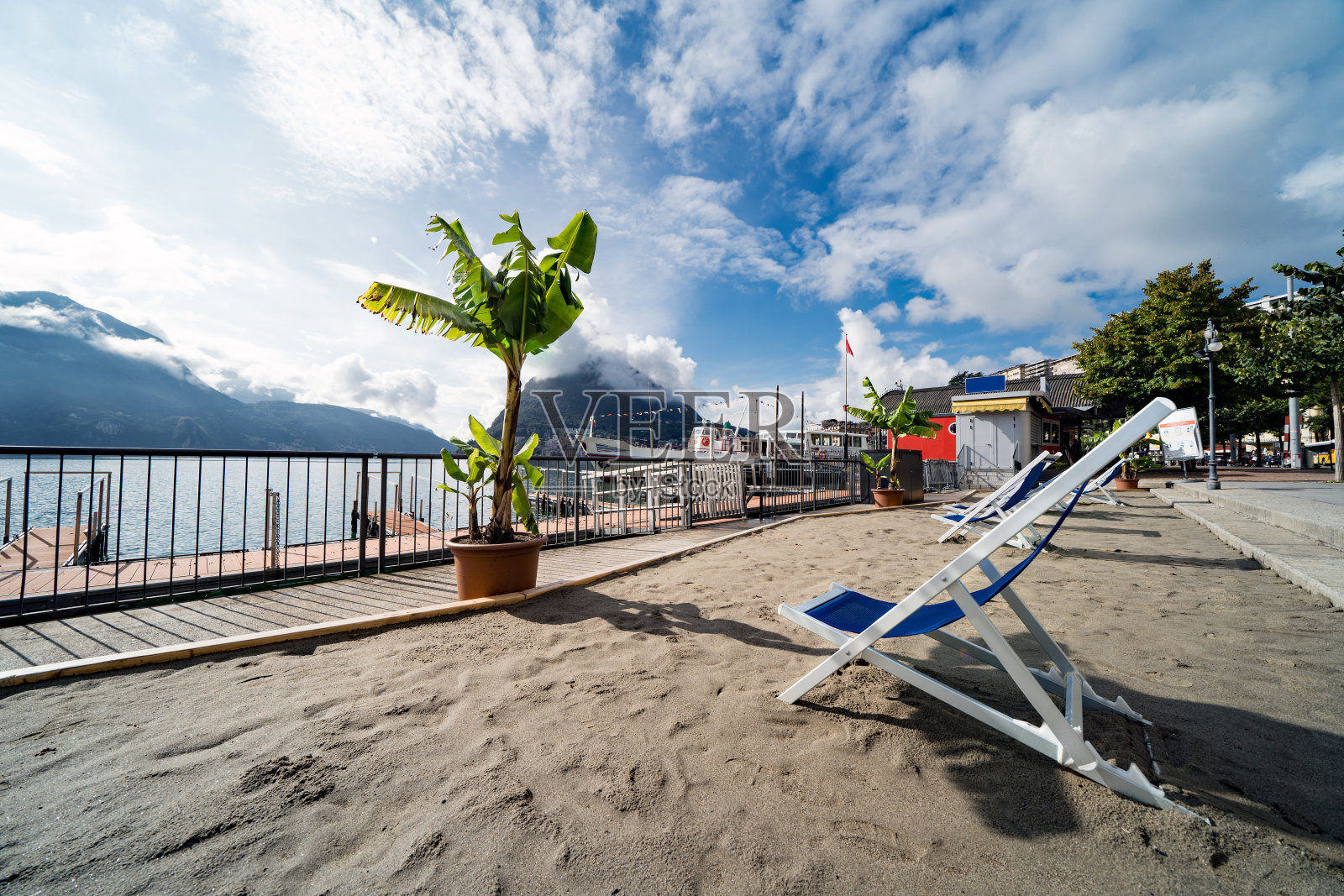 卢加诺，瑞士提契诺州。海滨长廊，沙滩和棕榈树。照片摄影图片