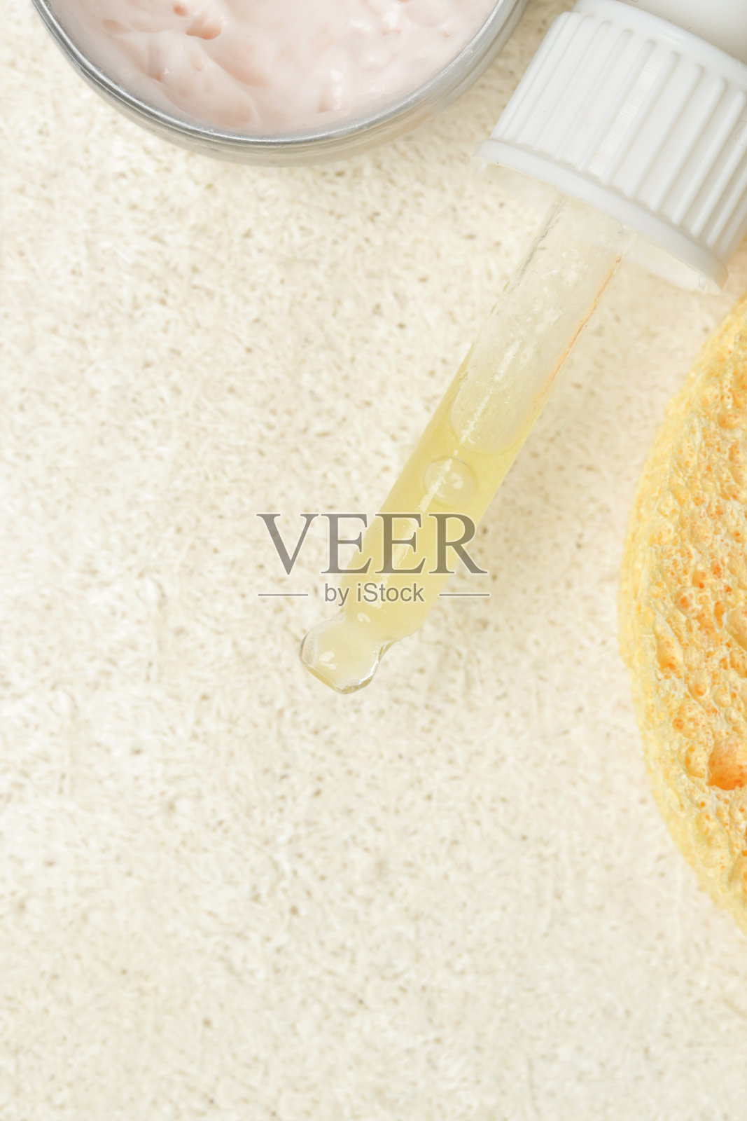 滋养保湿面部精华液、抗炎霜、洁面海绵，特写形象。照片摄影图片