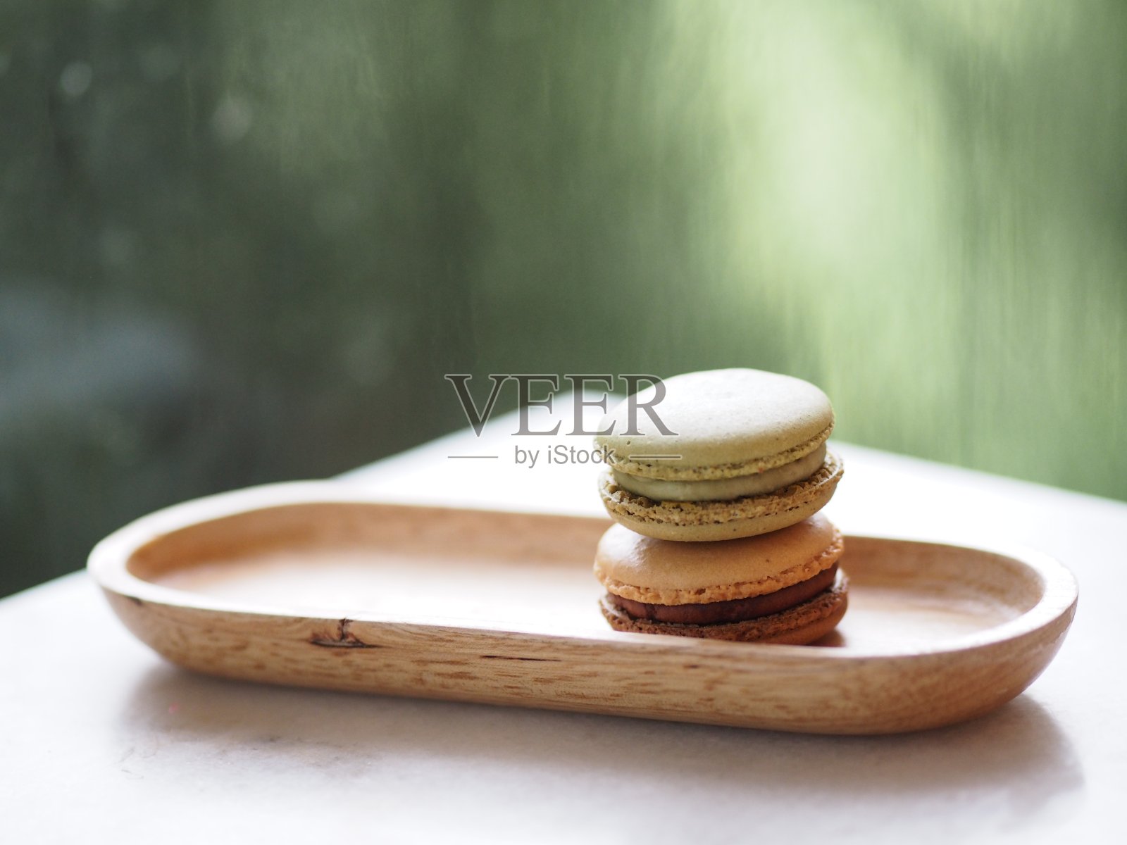 木托盘里的无咖啡和绿茶马卡龙，点心照片摄影图片