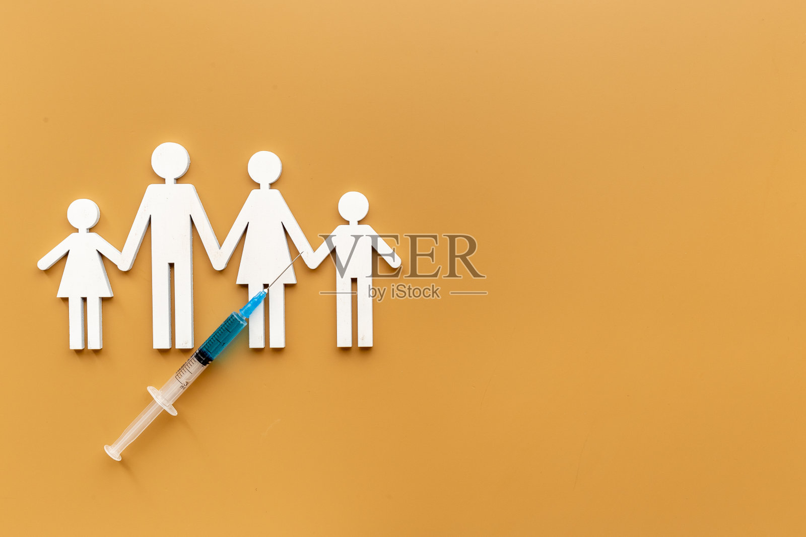 为家人注射疫苗。注射用冠状病毒疫苗照片摄影图片