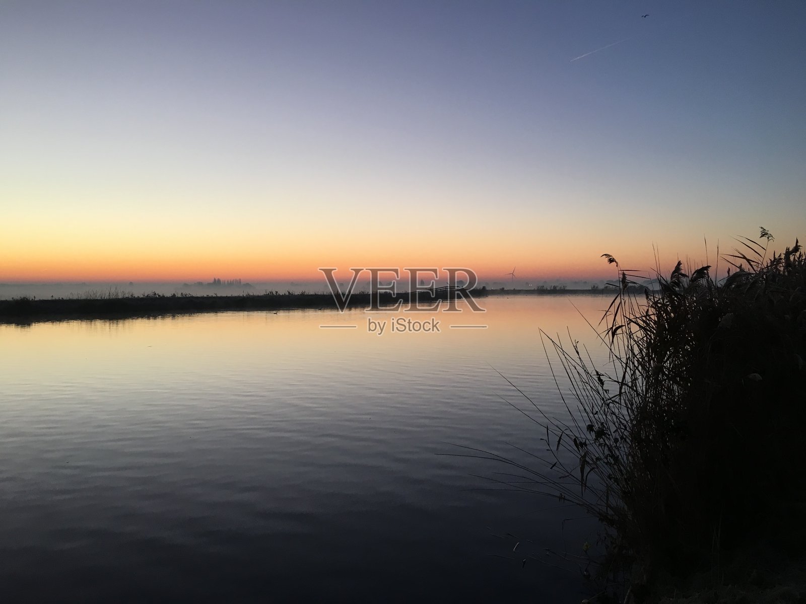 阿姆斯特尔河上平静的日出照片摄影图片