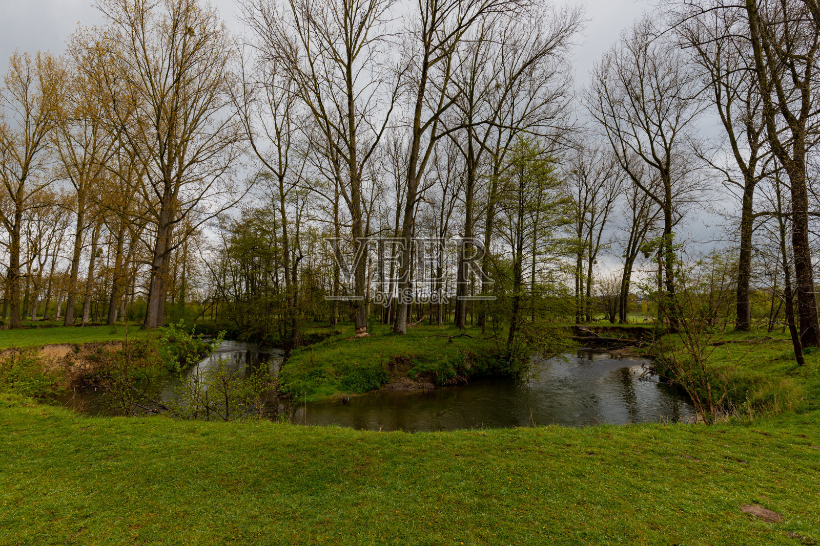 春天，在靠近马斯特里赫特的林堡南部，荷兰起伏的丘陵上，壮观的天空。照片摄影图片