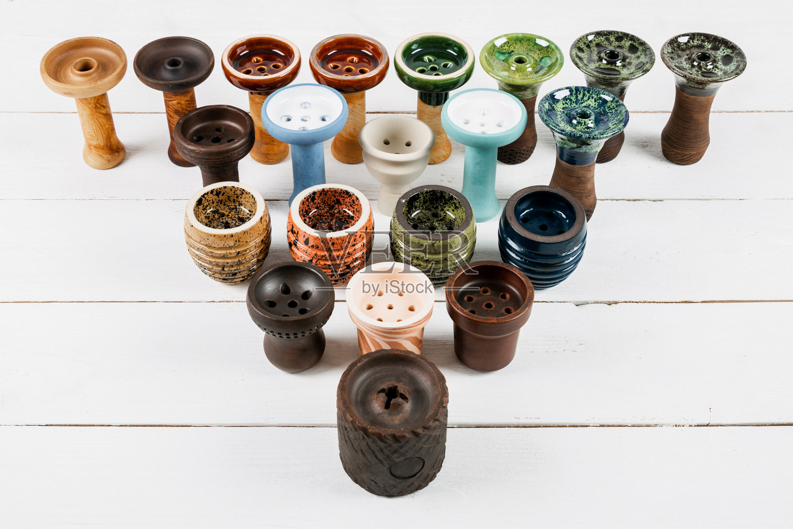 白木背景上的水烟碗。不同的形状和颜色。照片摄影图片