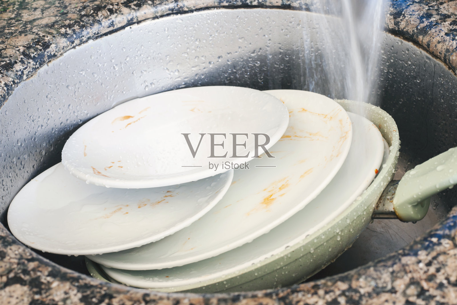 关闭脏盘子。照片摄影图片