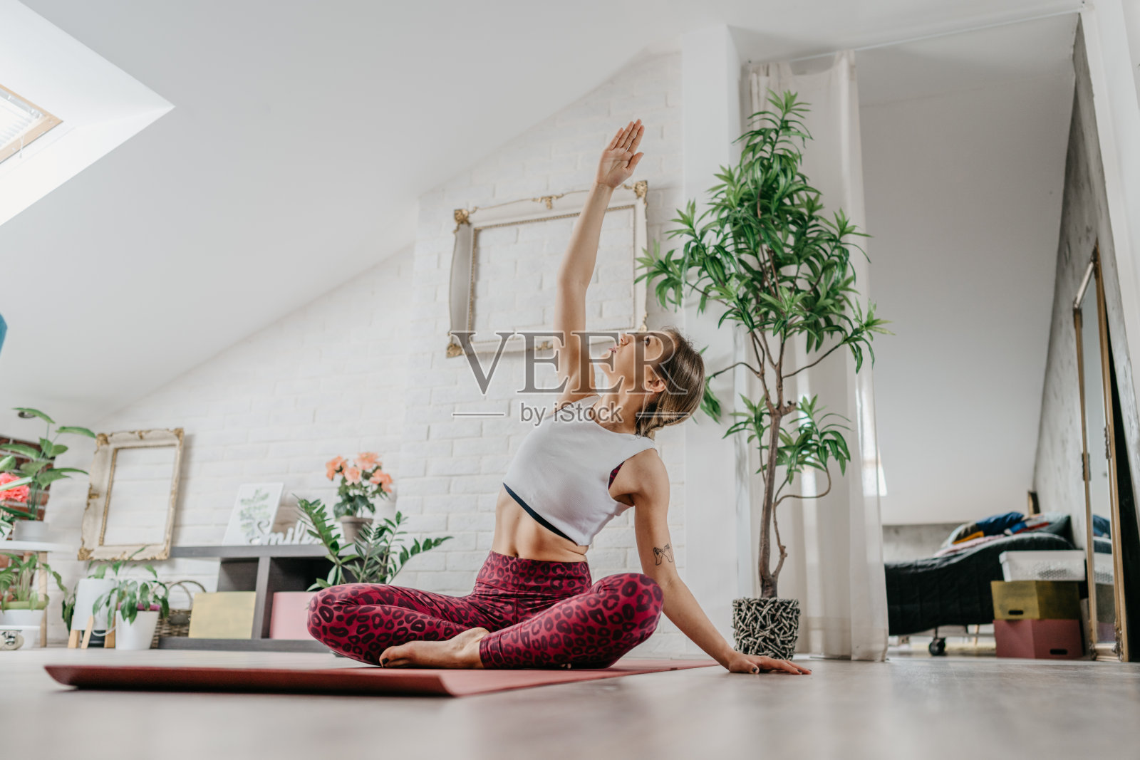 年轻女子练习瑜伽照片摄影图片