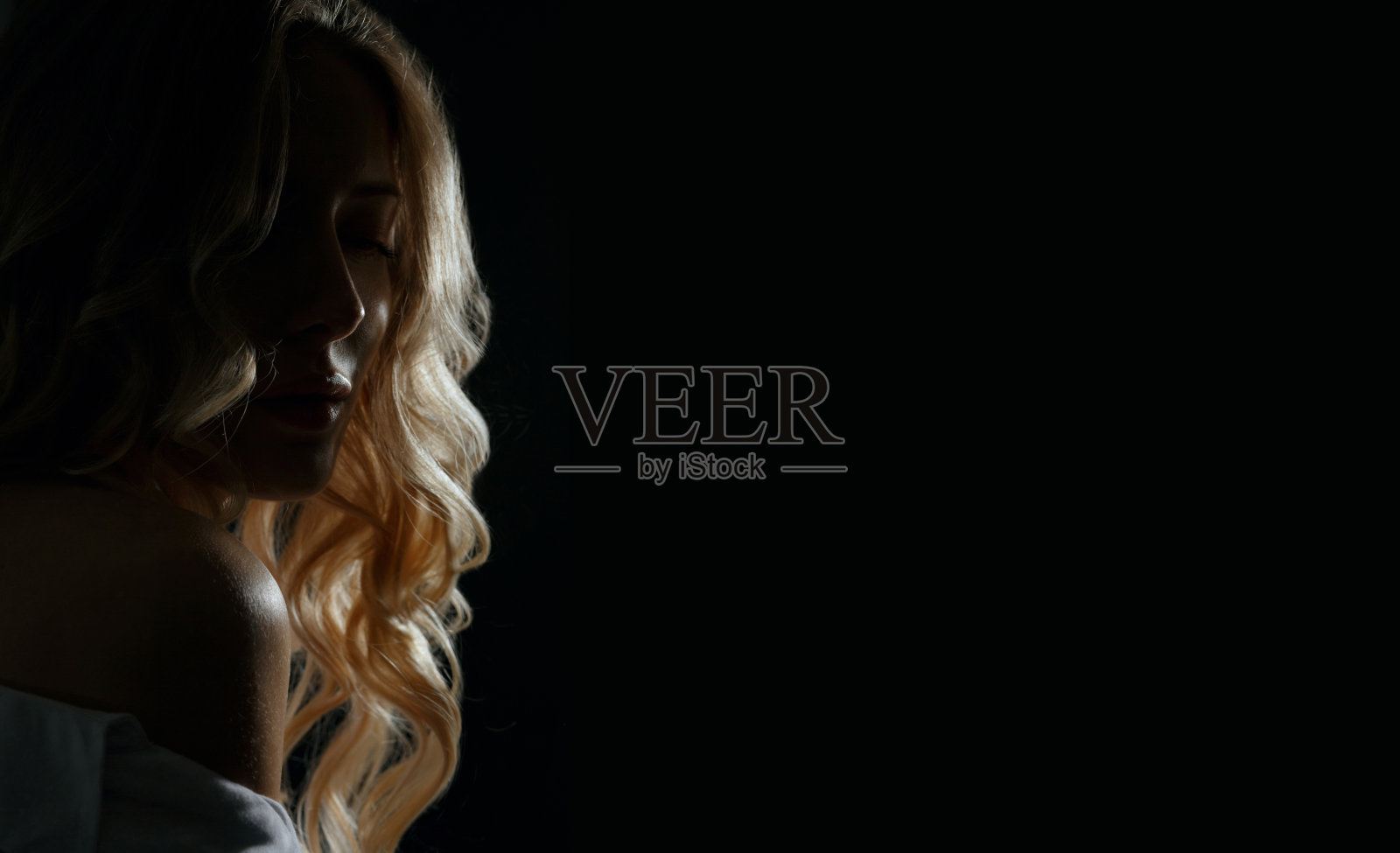 性感的金发模特波浪形头发和裸露的肩膀照片摄影图片