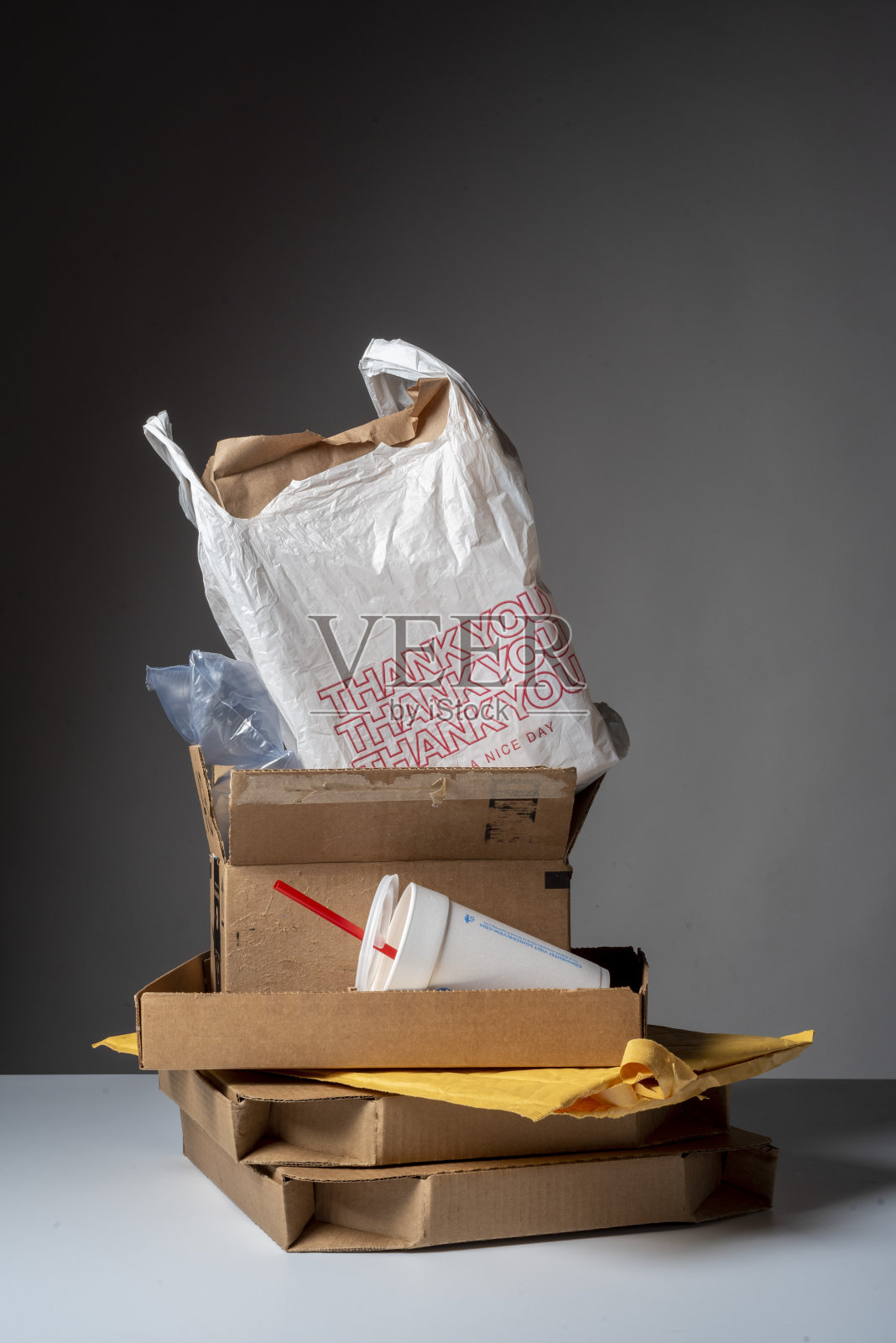 邮寄物品的垃圾堆照片摄影图片