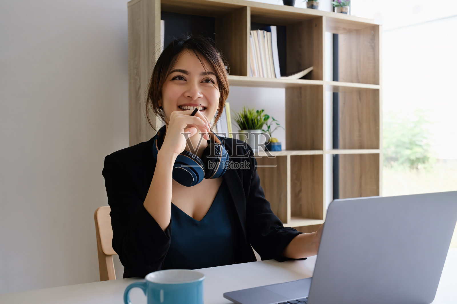 在共同的工作空间里，女性主管在思考员工将报告写进数字笔记本电脑的工作时间表。照片摄影图片