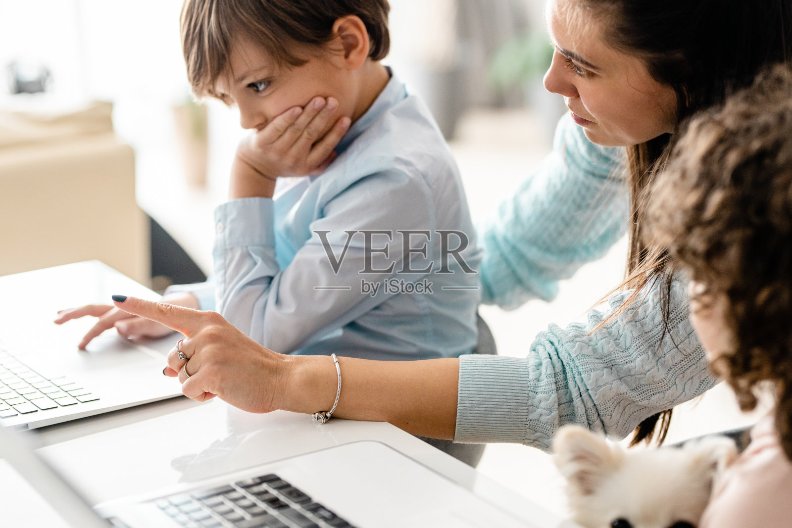 和妈妈一起在家学习的孩子们照片摄影图片