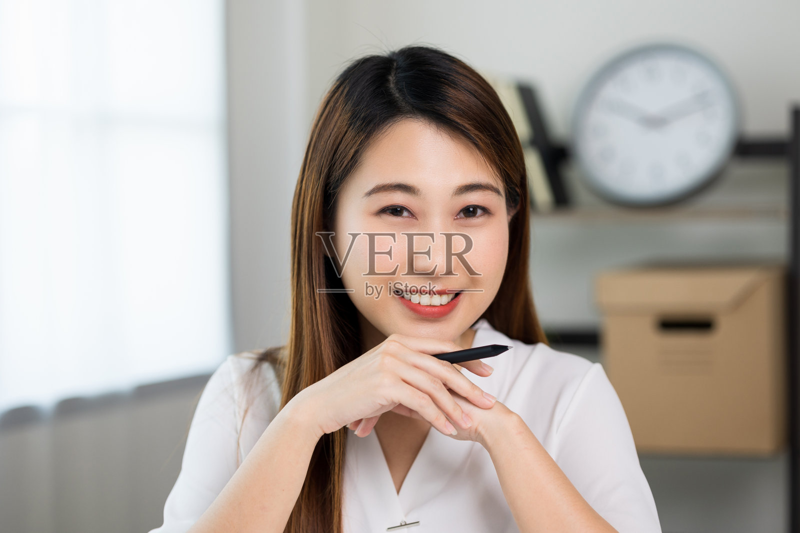 年轻的亚洲美丽的商务女性工作与笔记本电脑坐在家里。微笑迷人快乐年轻女性做家庭作业会议会议与团队在家里。照片摄影图片