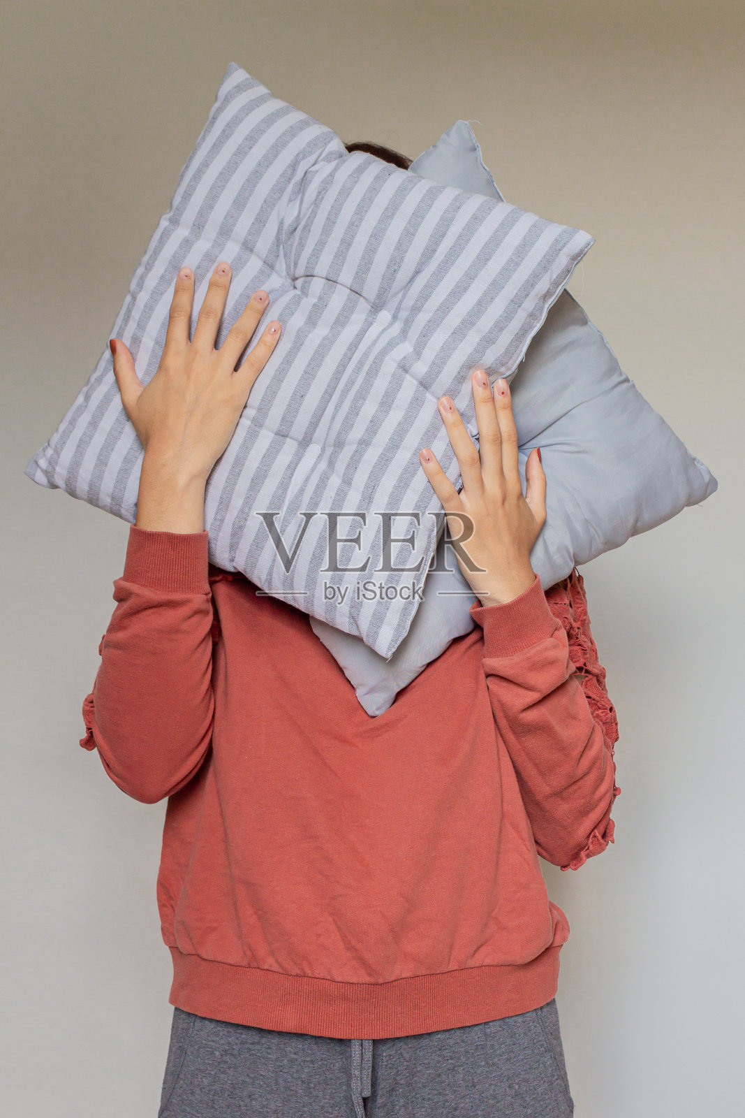 女人和枕头照片摄影图片