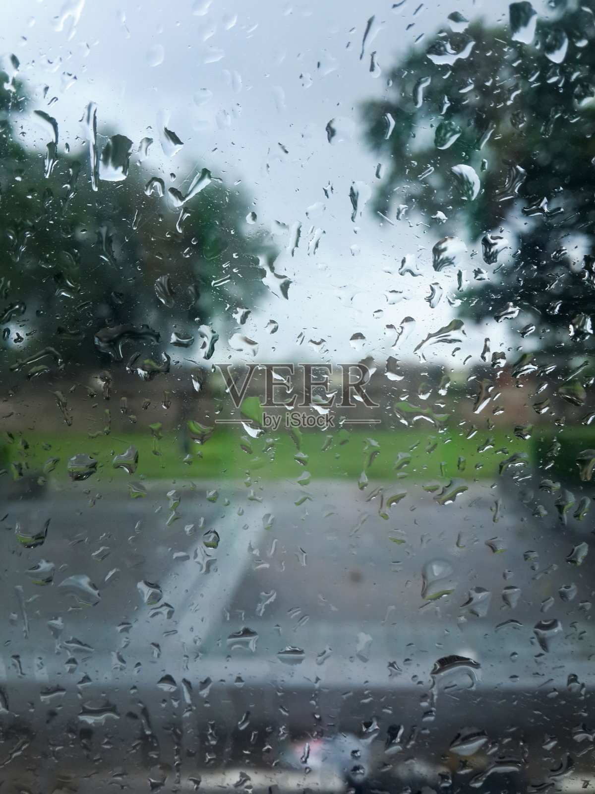 玻璃车上的露珠照片摄影图片