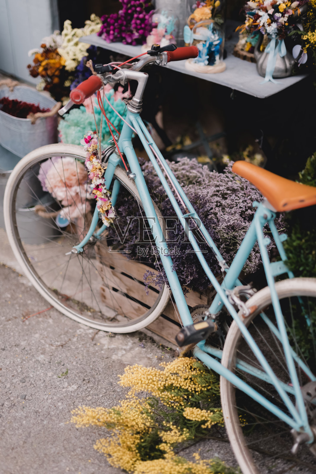 一辆带有心形花环的自行车，旁边是一张带有装饰元素的桌子。照片摄影图片