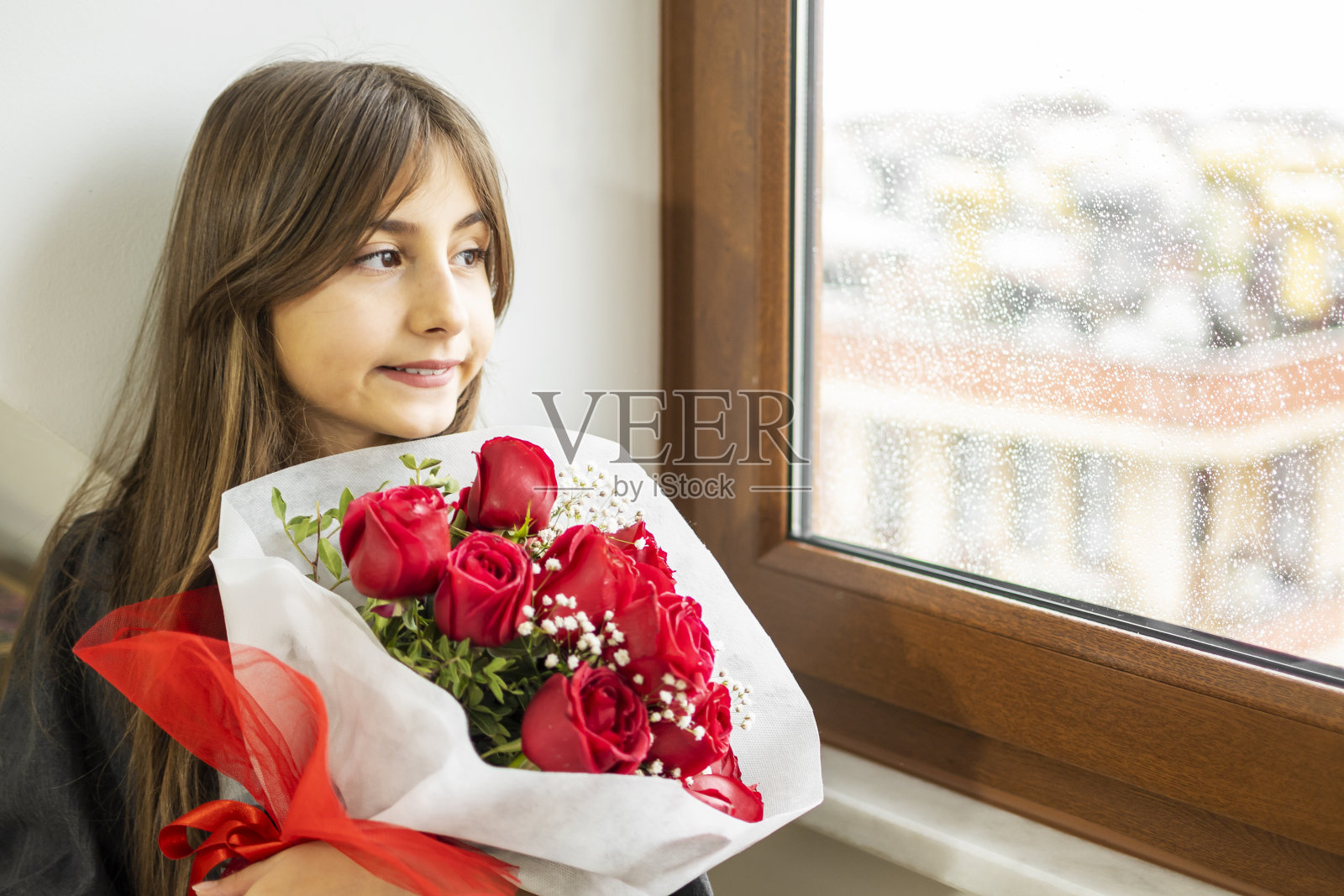 可爱的女孩送给妈妈的母亲节礼物照片摄影图片