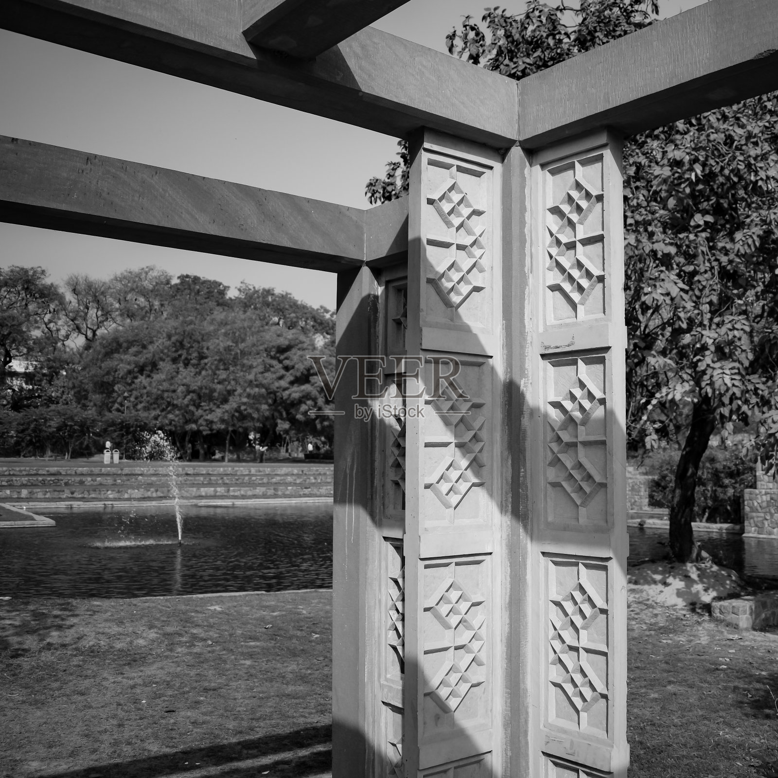 印度德里的Sunder Nursery是世界遗产，位于新德里胡马雍墓附近，Sunder Nursery Inside view - Black and White照片摄影图片