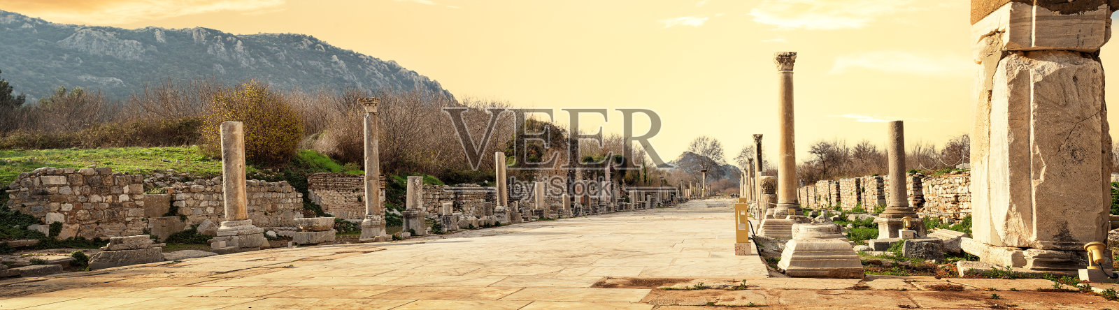 在以弗所古城瑟尔苏斯图书馆附近的州议会，在黄色的夜空下照片摄影图片