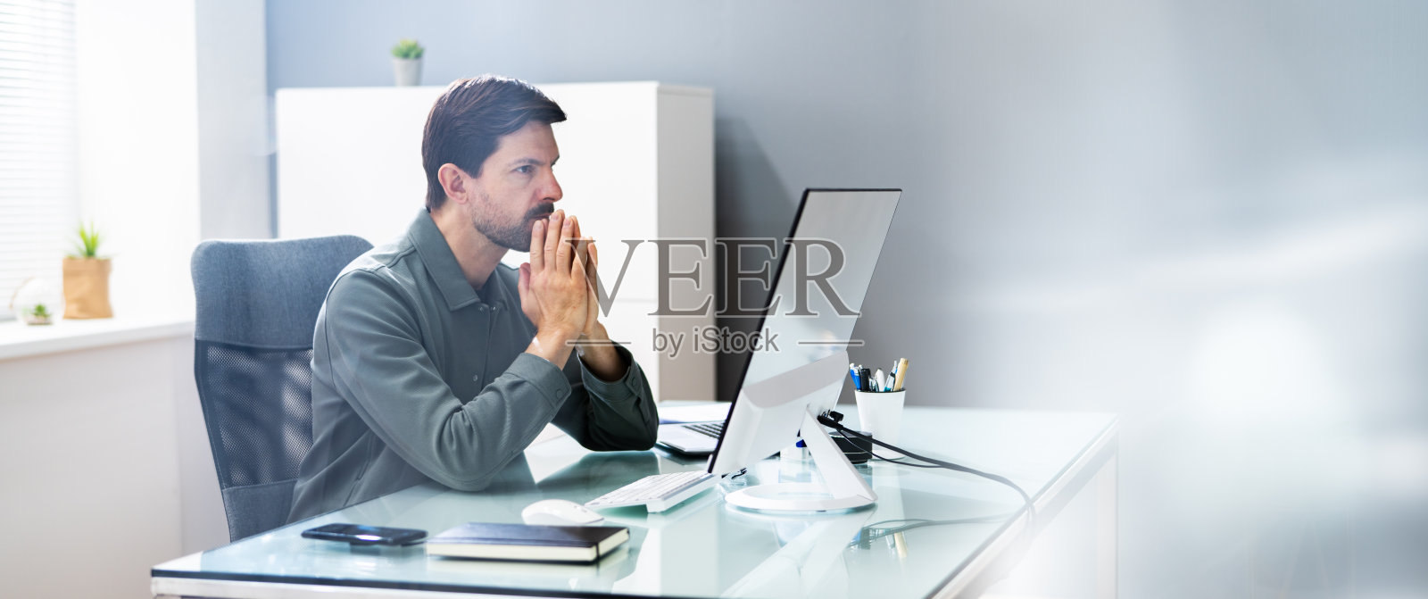 考虑人旗帜。冥想祈祷思考照片摄影图片