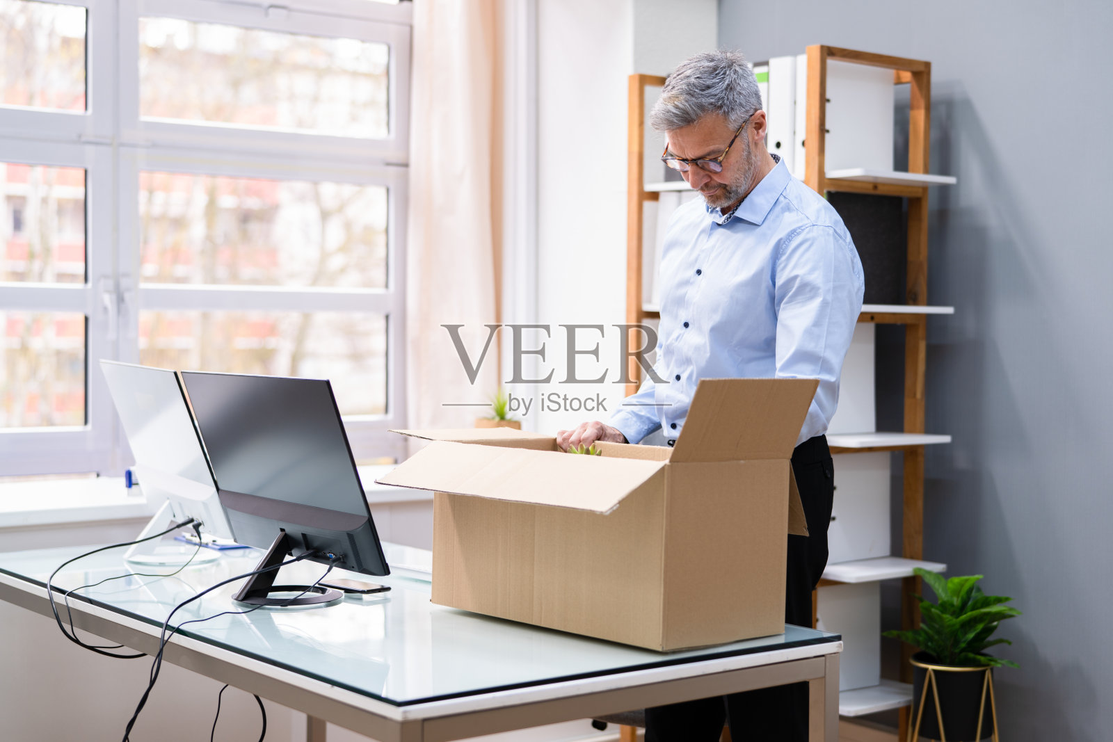 工作辞职了。员工包装纸板箱照片摄影图片