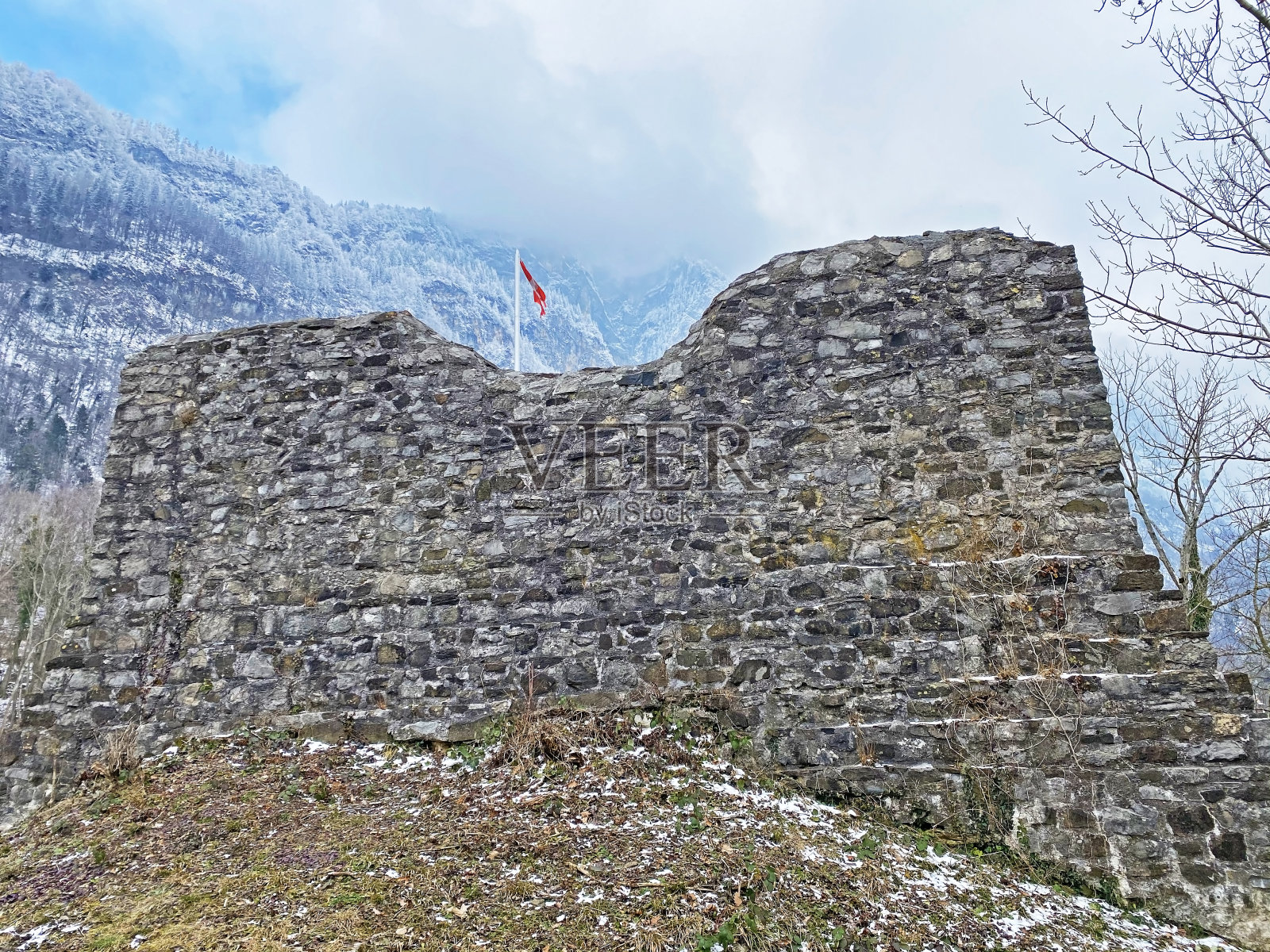 城堡废墟Stralegg或Burgruine Strahlegg在Betlis靠近Amden, Weesen - St. Gallen州，瑞士照片摄影图片