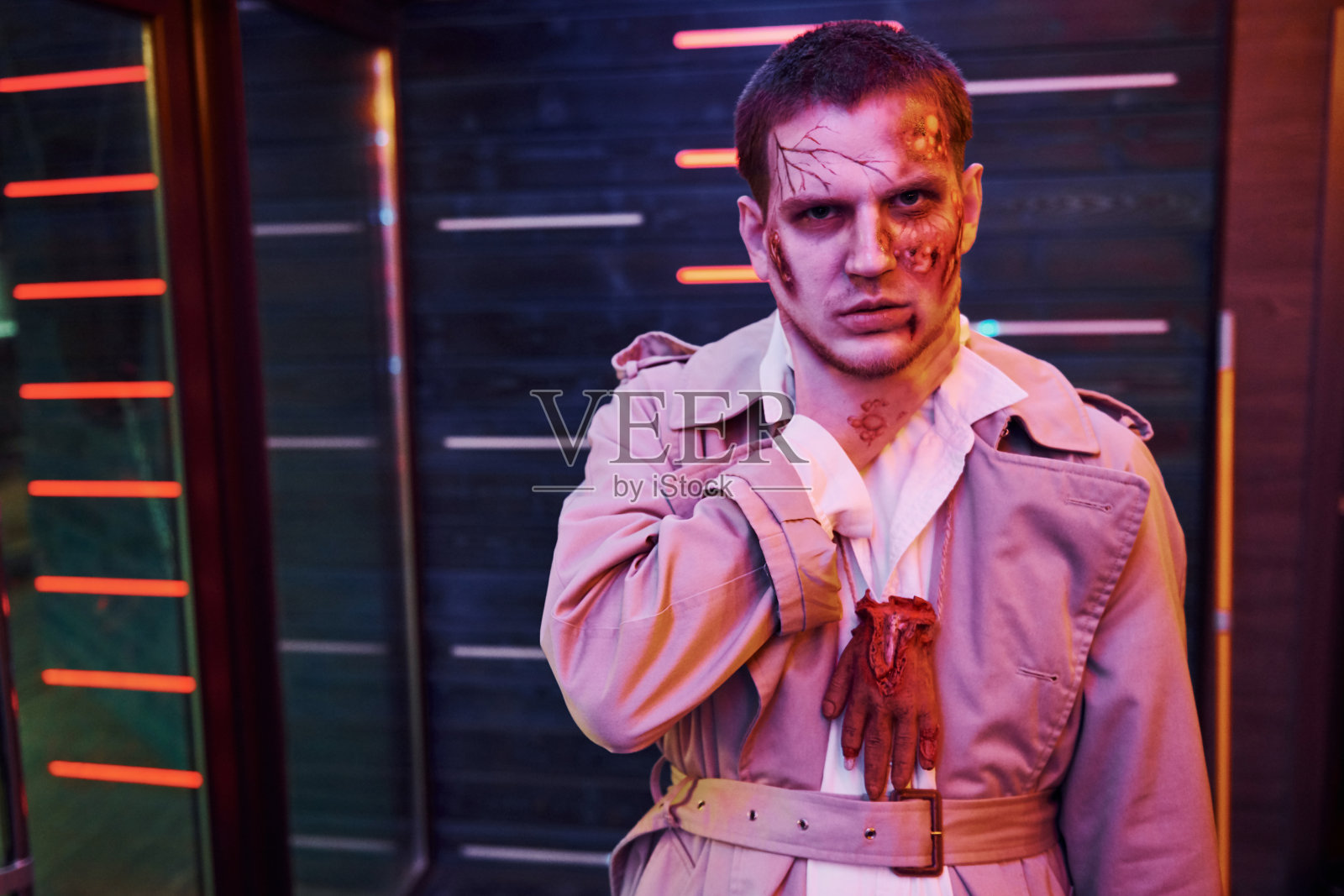 在万圣节主题派对上的男人肖像，穿着僵尸妆和服装照片摄影图片