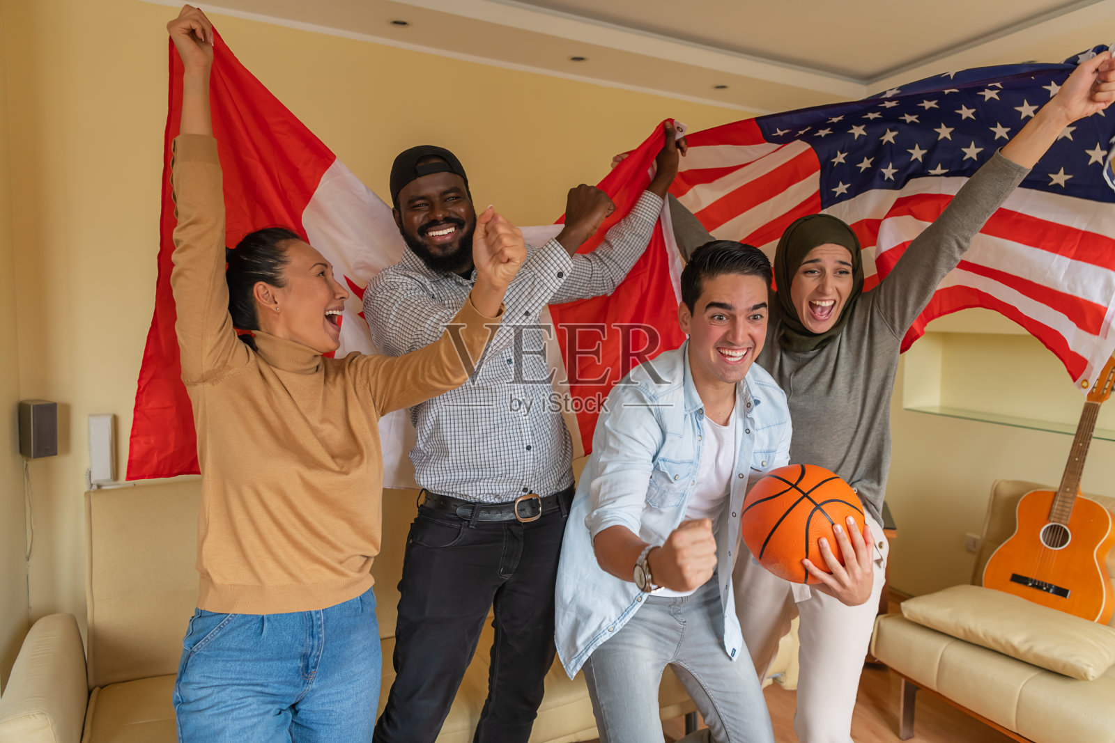 一群来自美国和加拿大的快乐朋友在家支持国家篮球队照片摄影图片