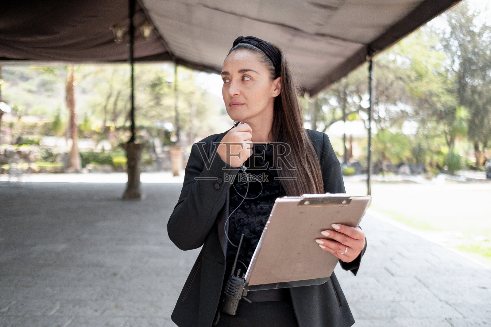 墨西哥婚礼策划师计划一个大的事件。照片摄影图片