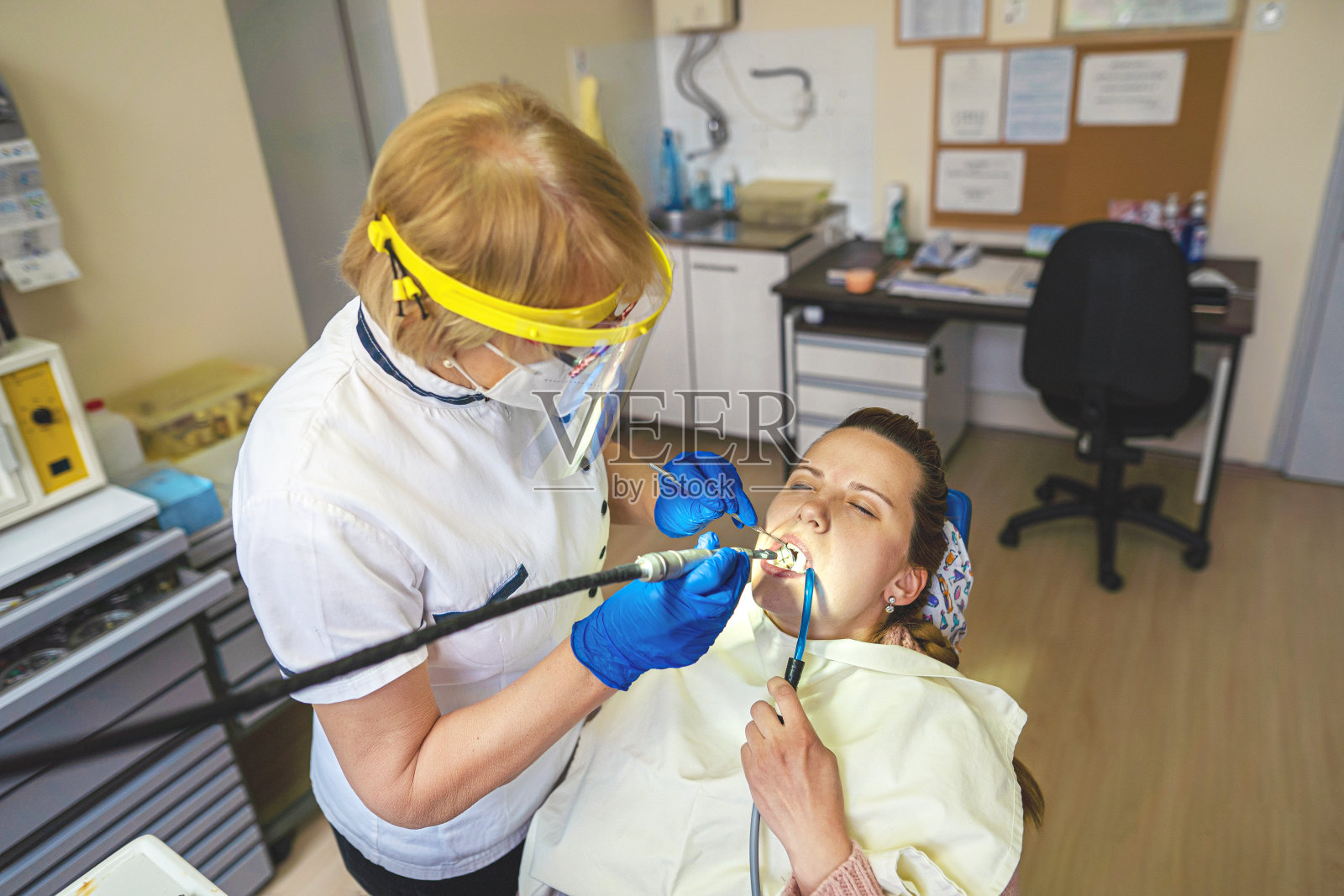 年轻孕妇看牙医照片摄影图片