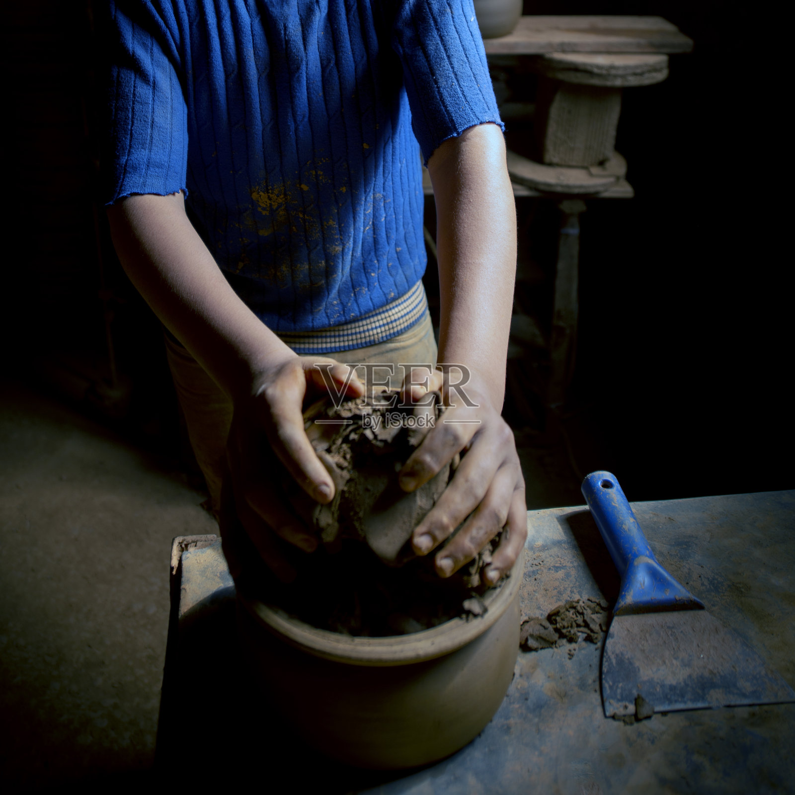 男人摆出他新做的陶罐照片摄影图片