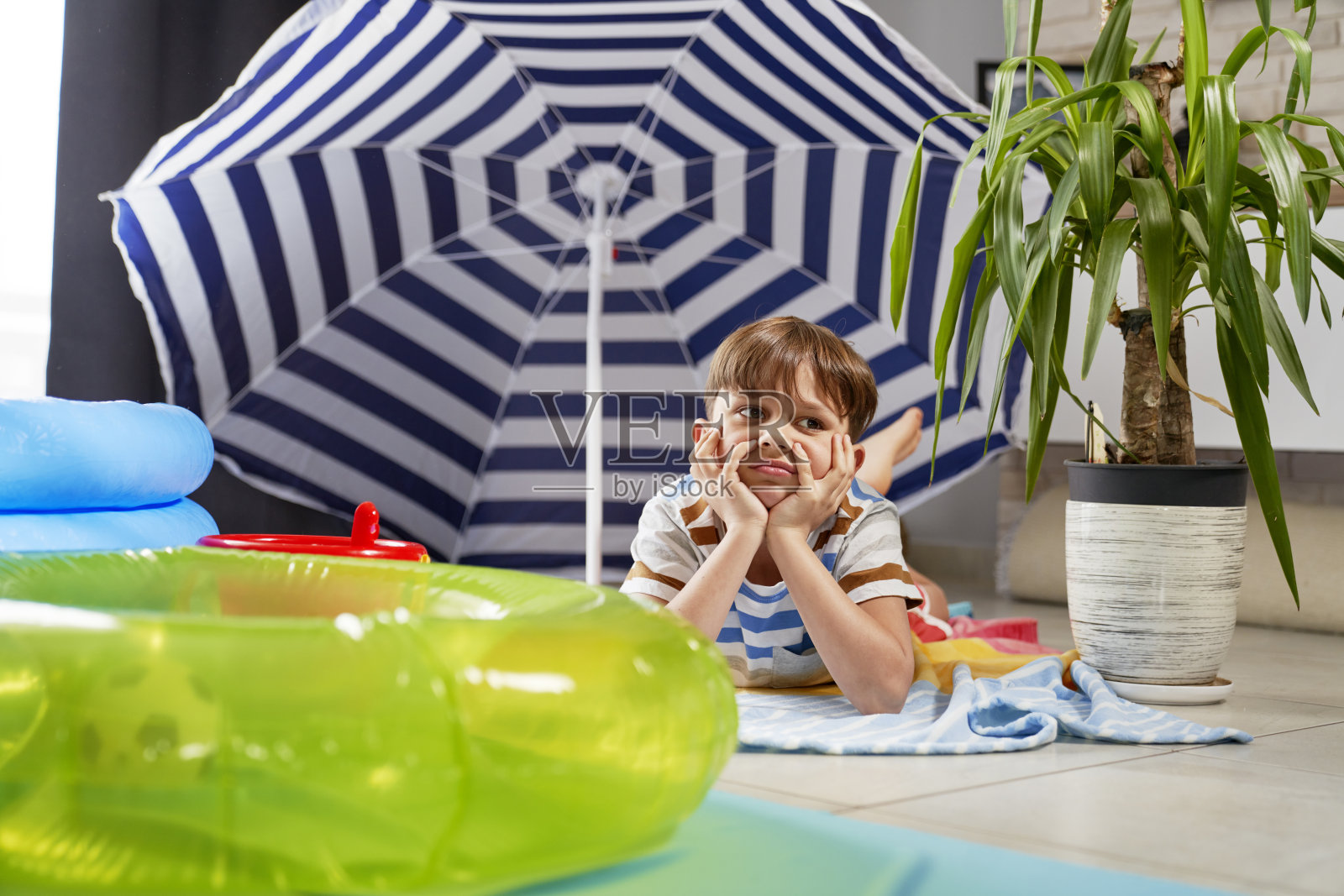 无聊的男孩在家度假照片摄影图片